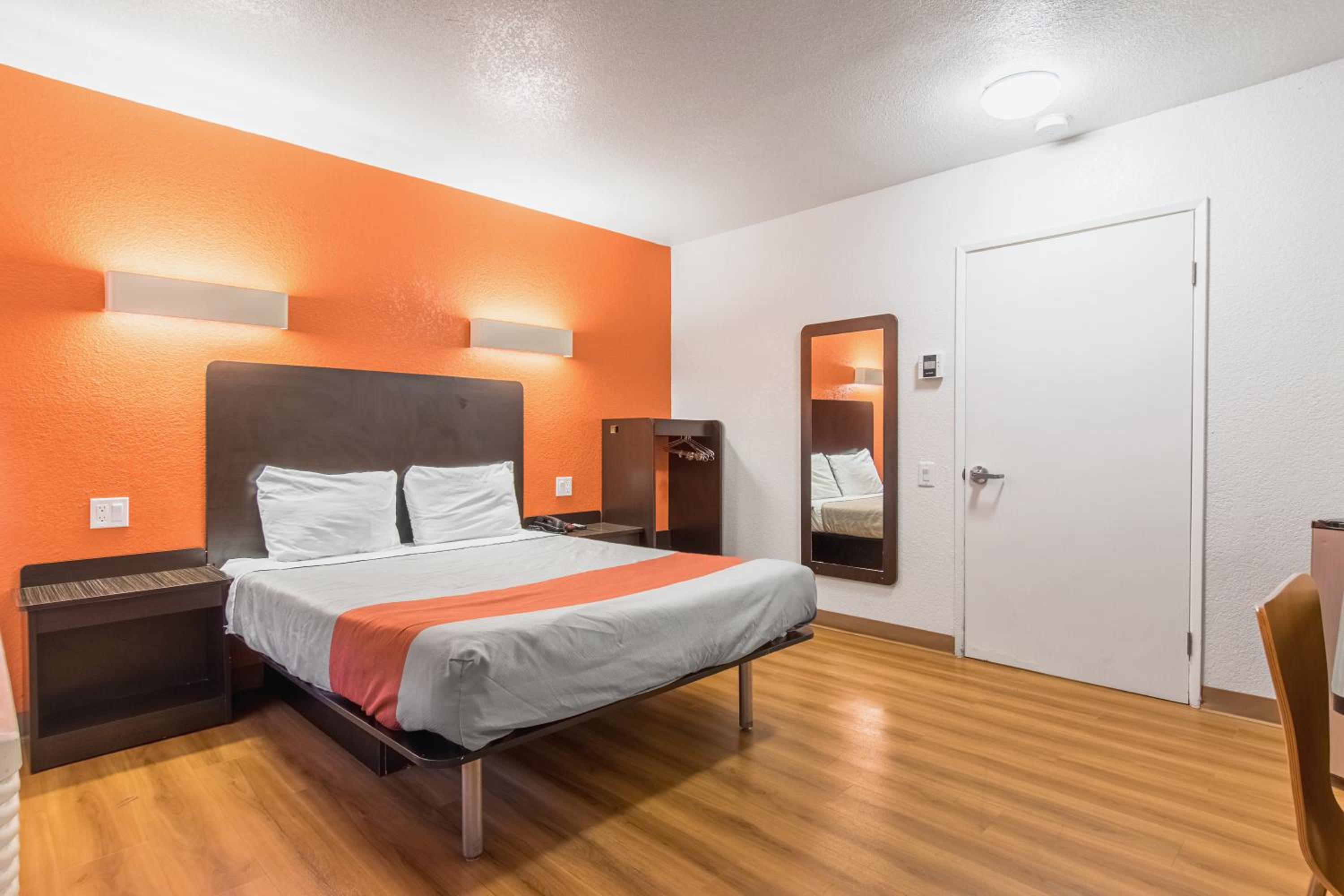 Motel 6 Bakersfield view 3