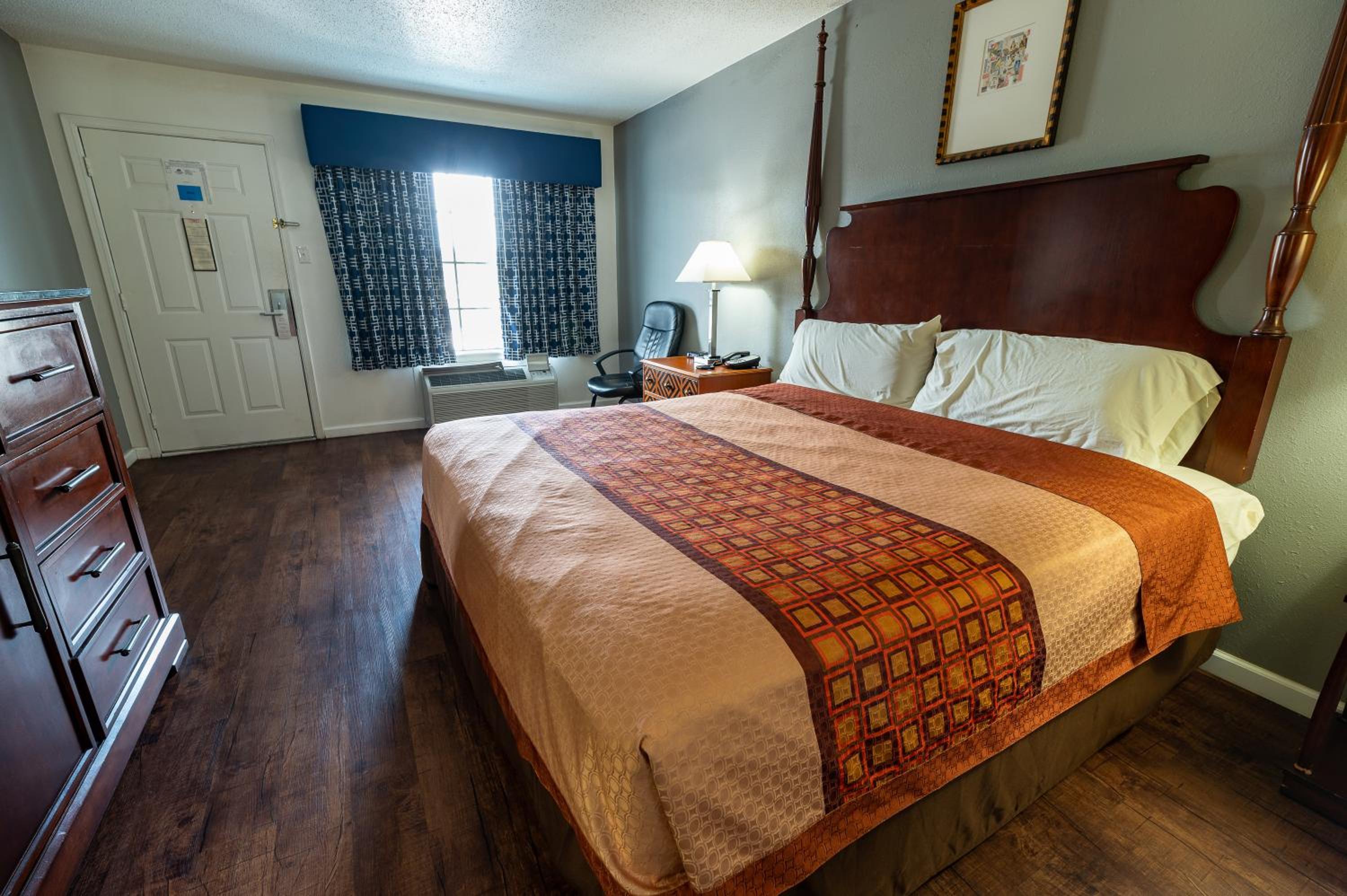 Russellville Vacations - American Inn  Suites Russellville - Property Image 11
