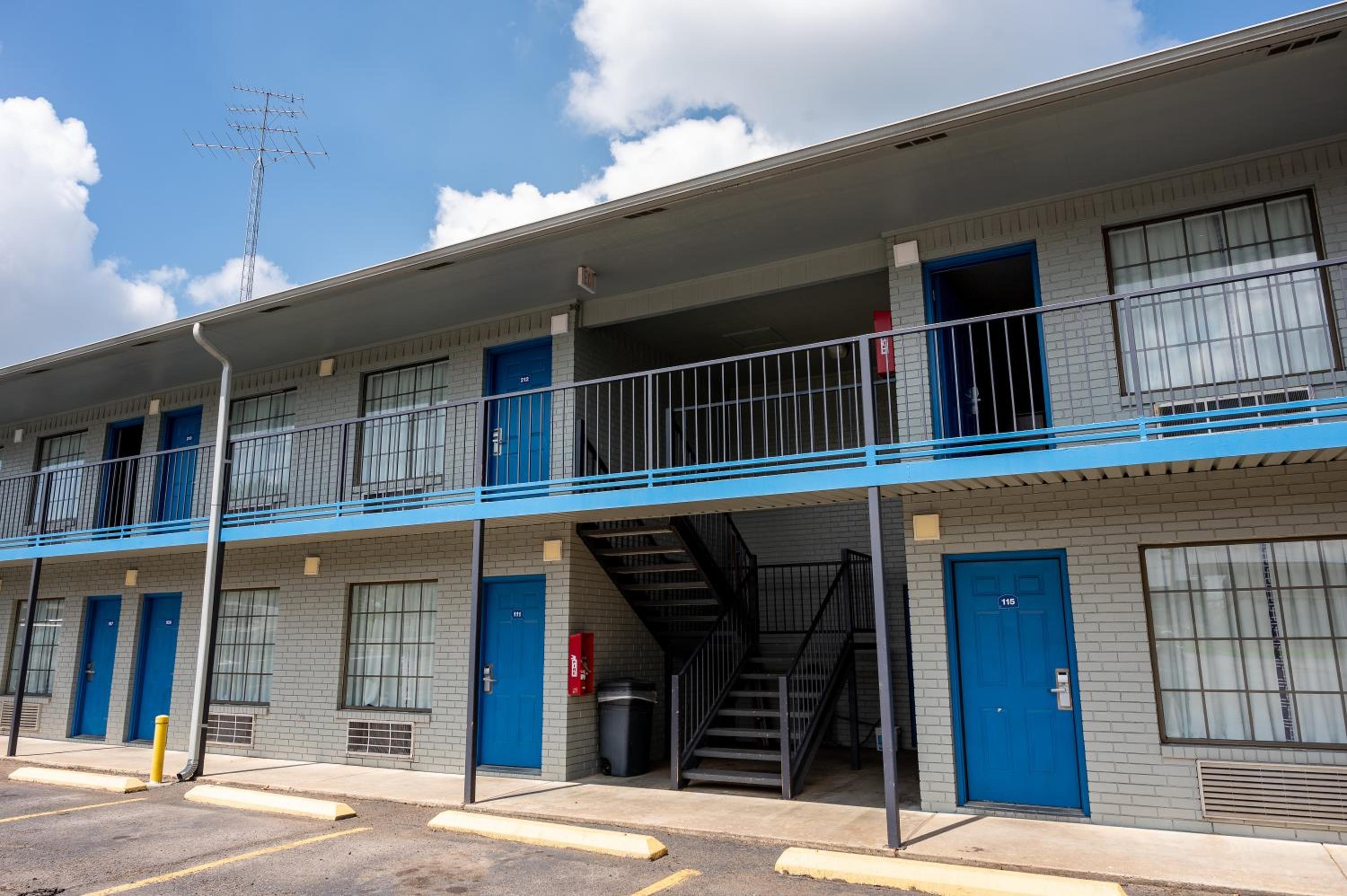 Russellville Vacations - American Inn  Suites Russellville - Property Image 16