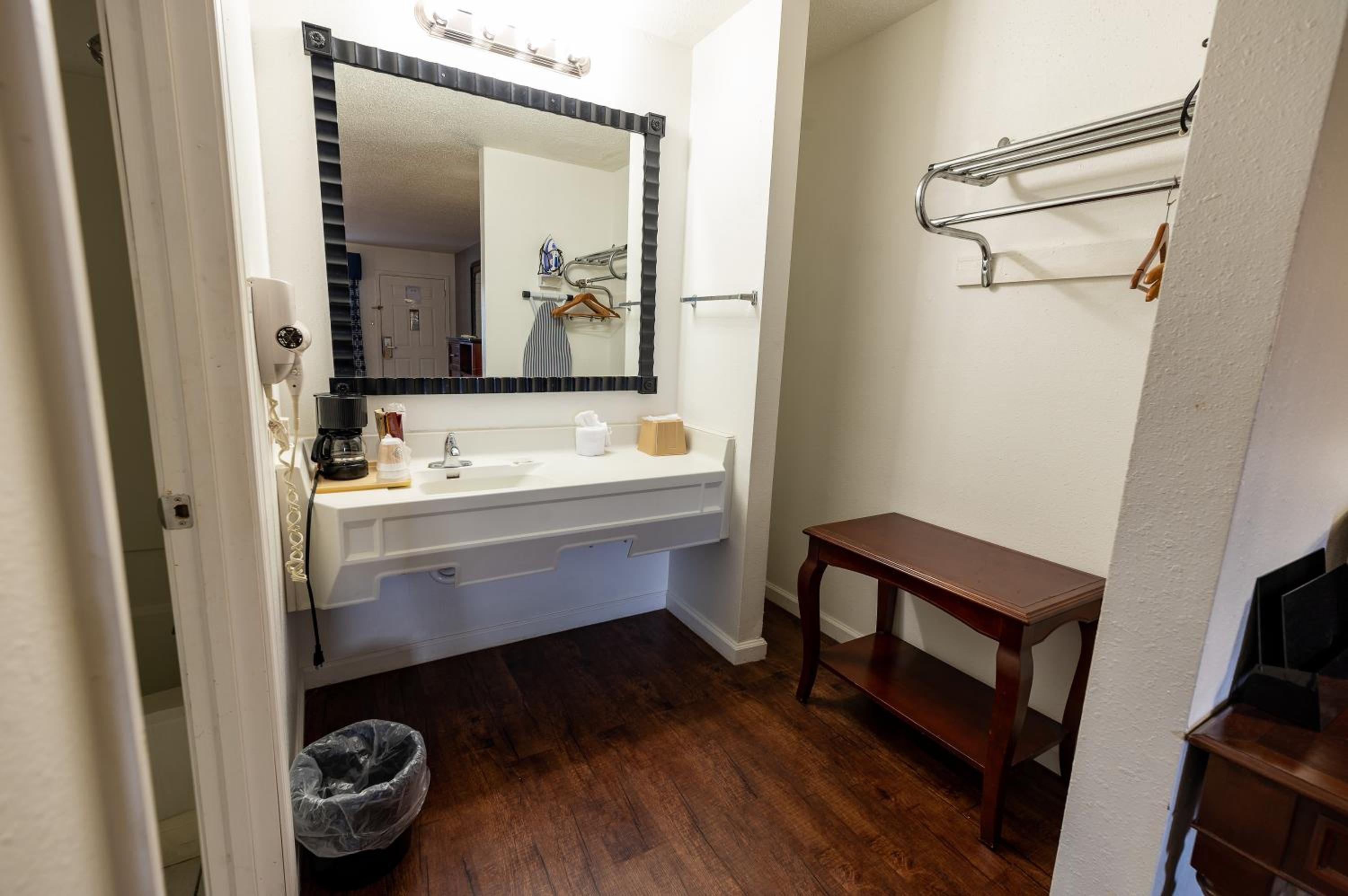 Russellville Vacations - American Inn  Suites Russellville - Property Image 4