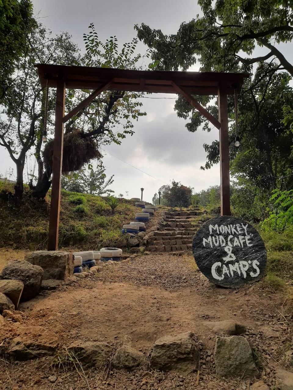 Monkey Mud House and Glamps, Bir