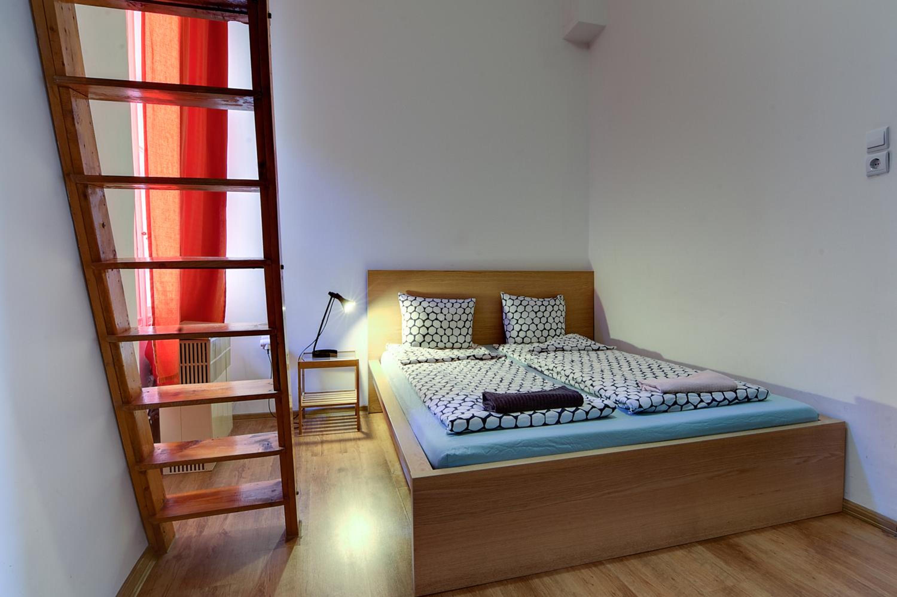 Pal's Hostel and Apartments