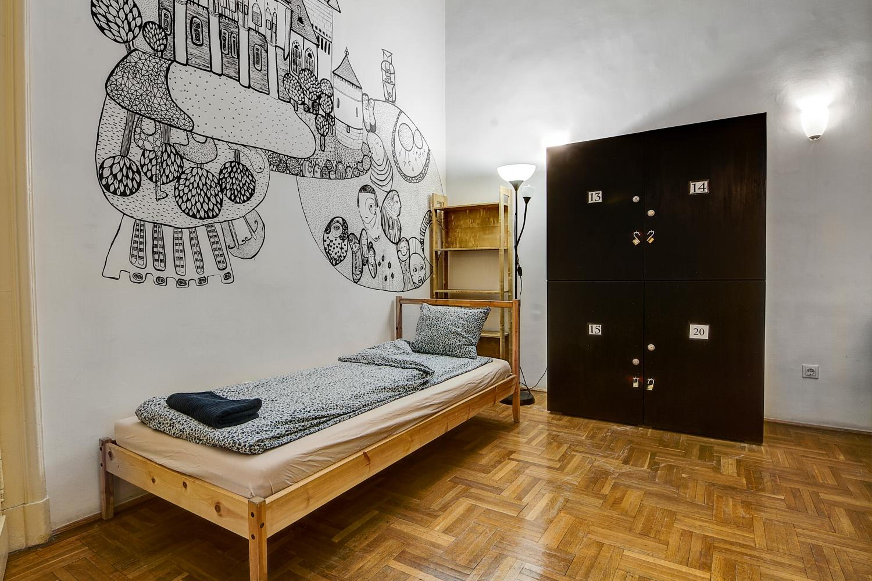Pal's Hostel and Apartments