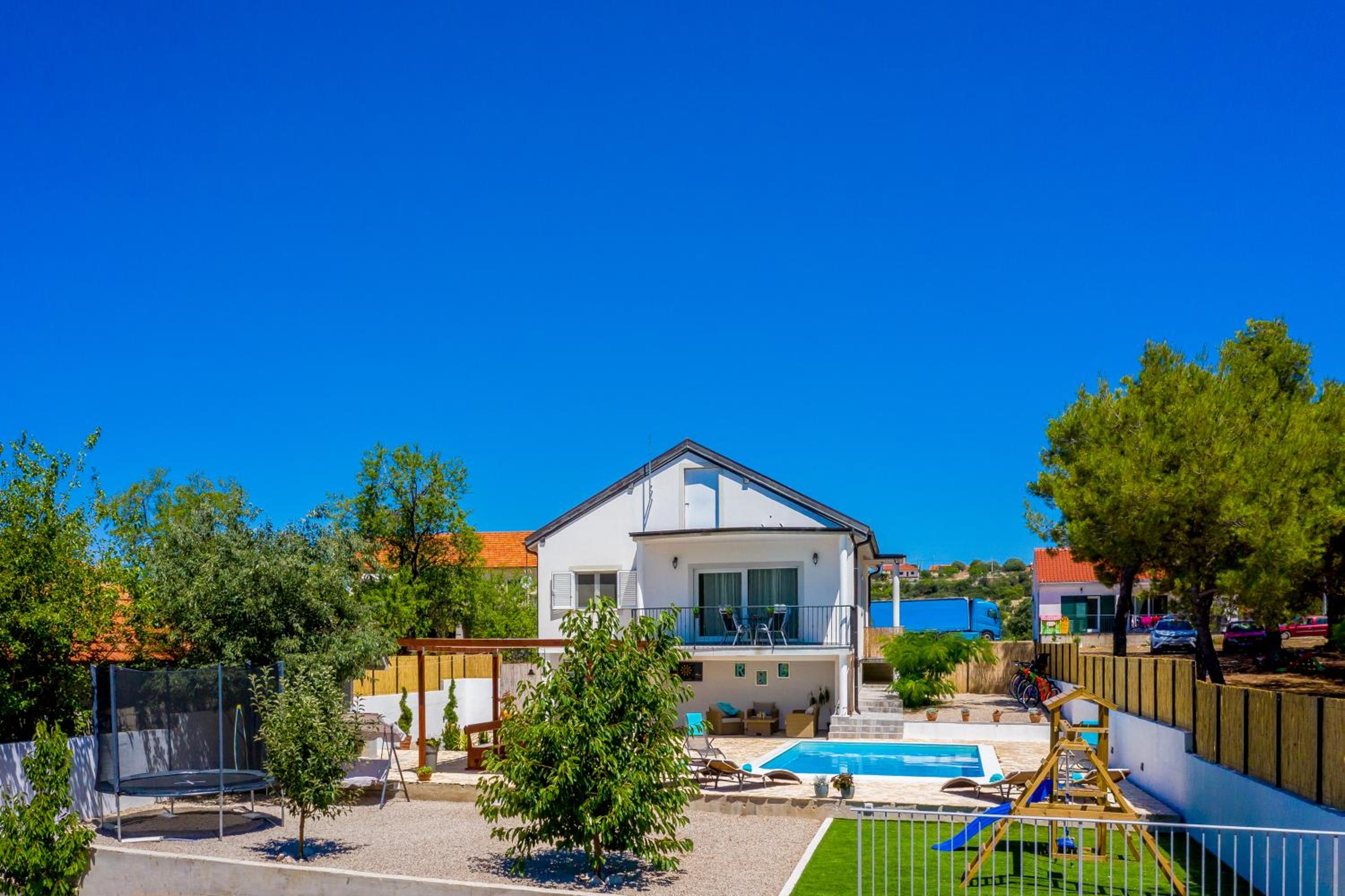Villa R&B heated pool view 4