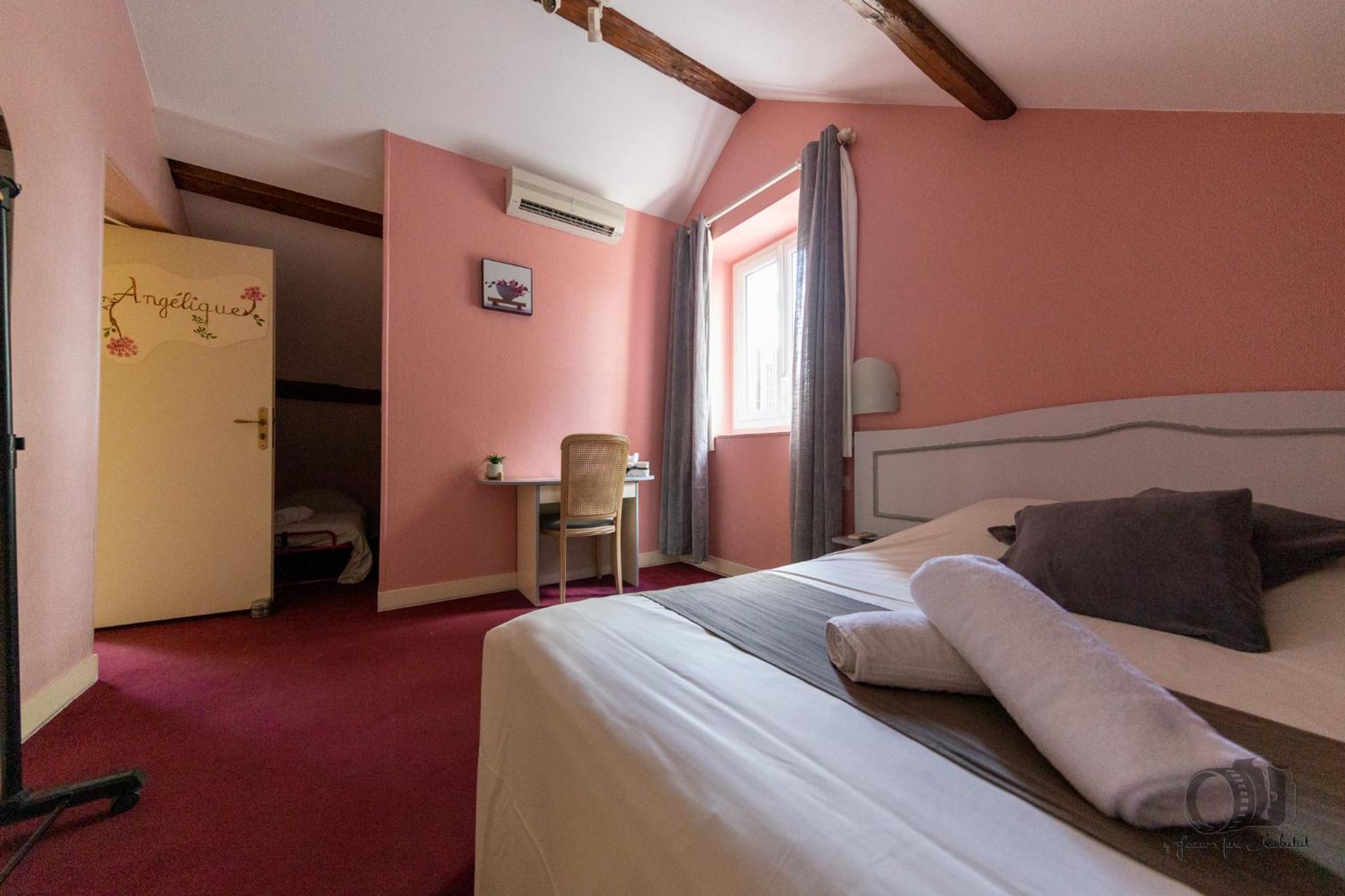 Hôtel-Restaurant Le Prieuré devient la 
