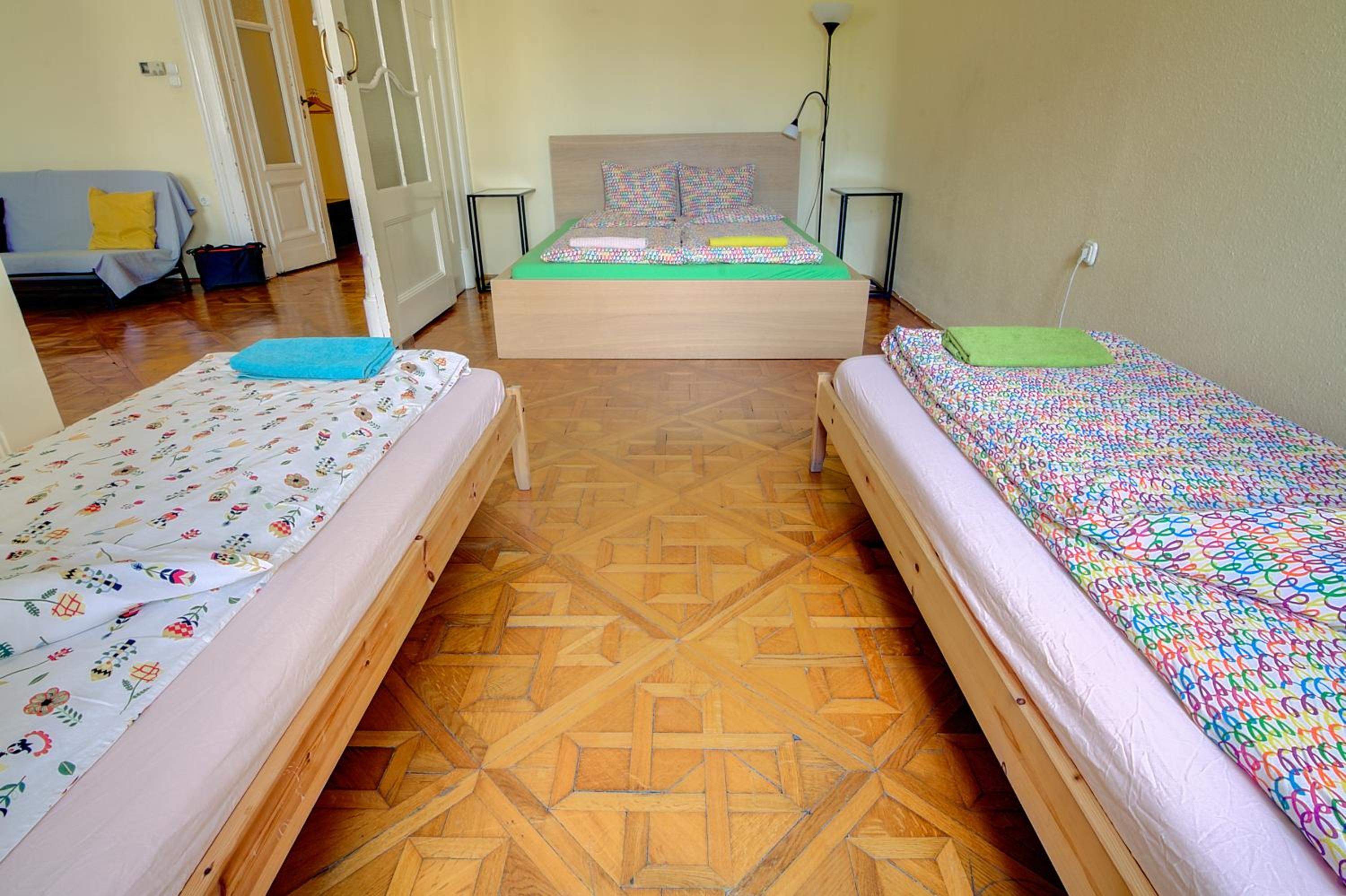 Pal's Hostel and Apartments