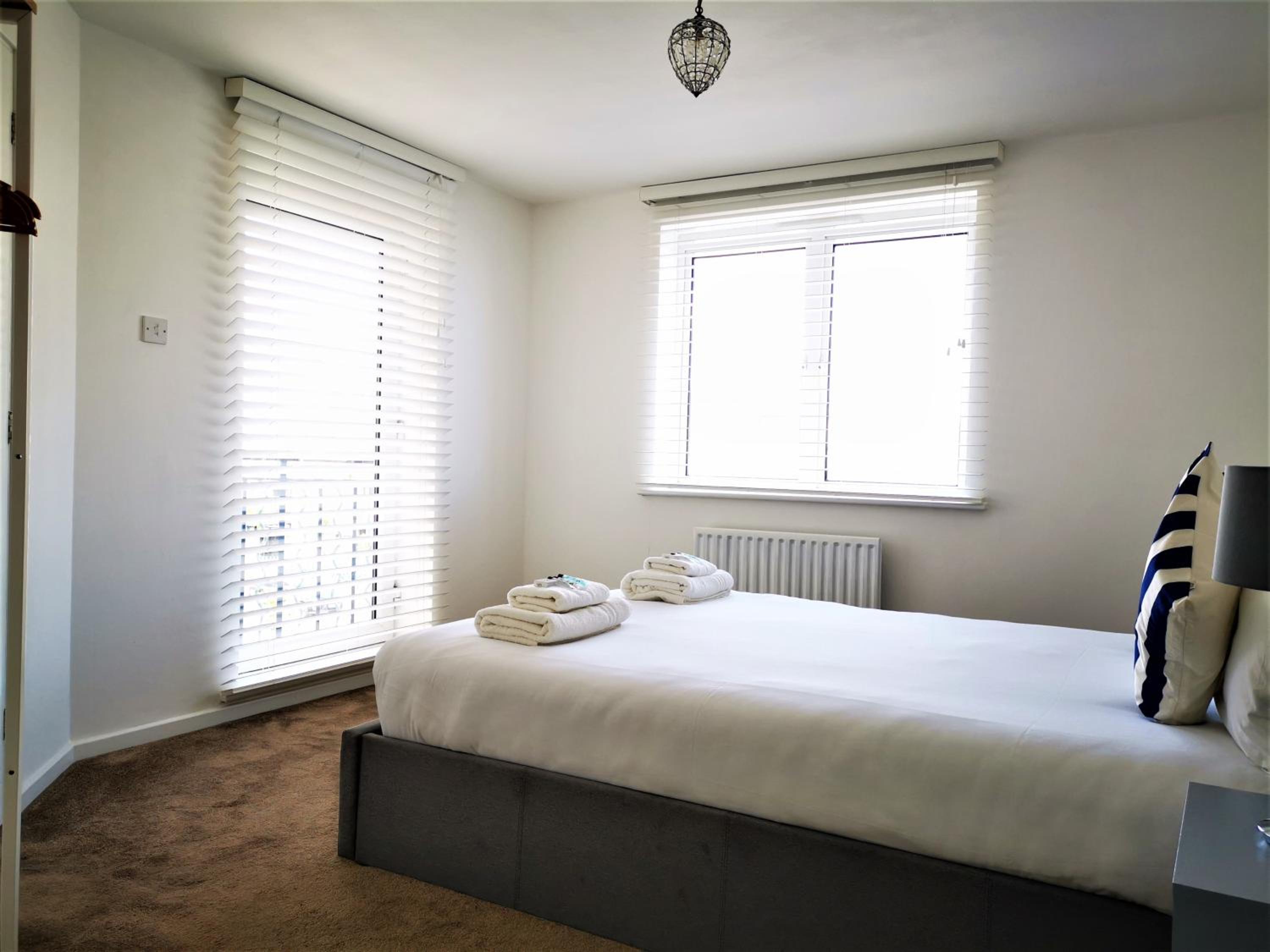 Marina living with parking, balcony, quiet and secure view 3