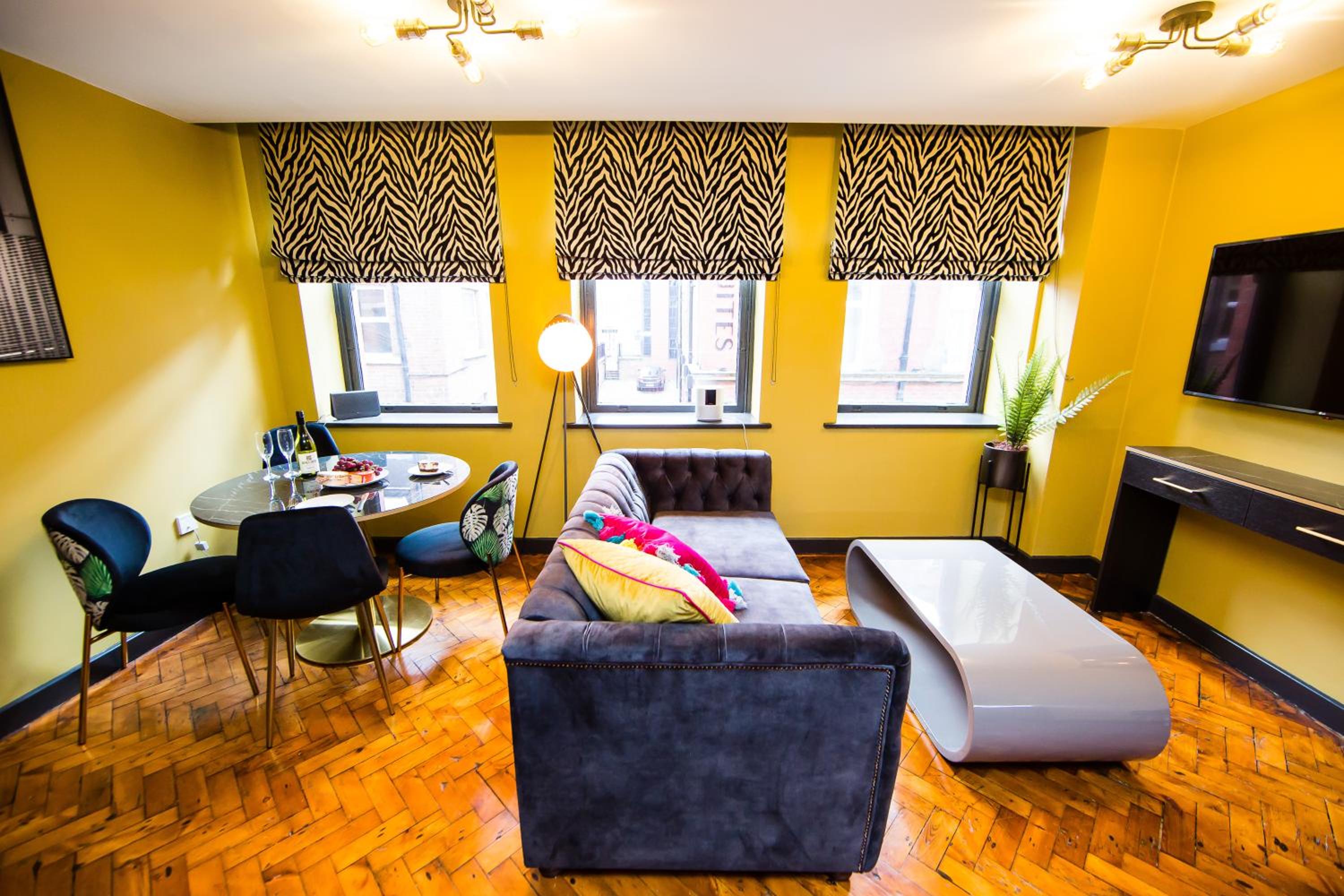 LS1 - Luxury City Centre Apartments Leeds view 2