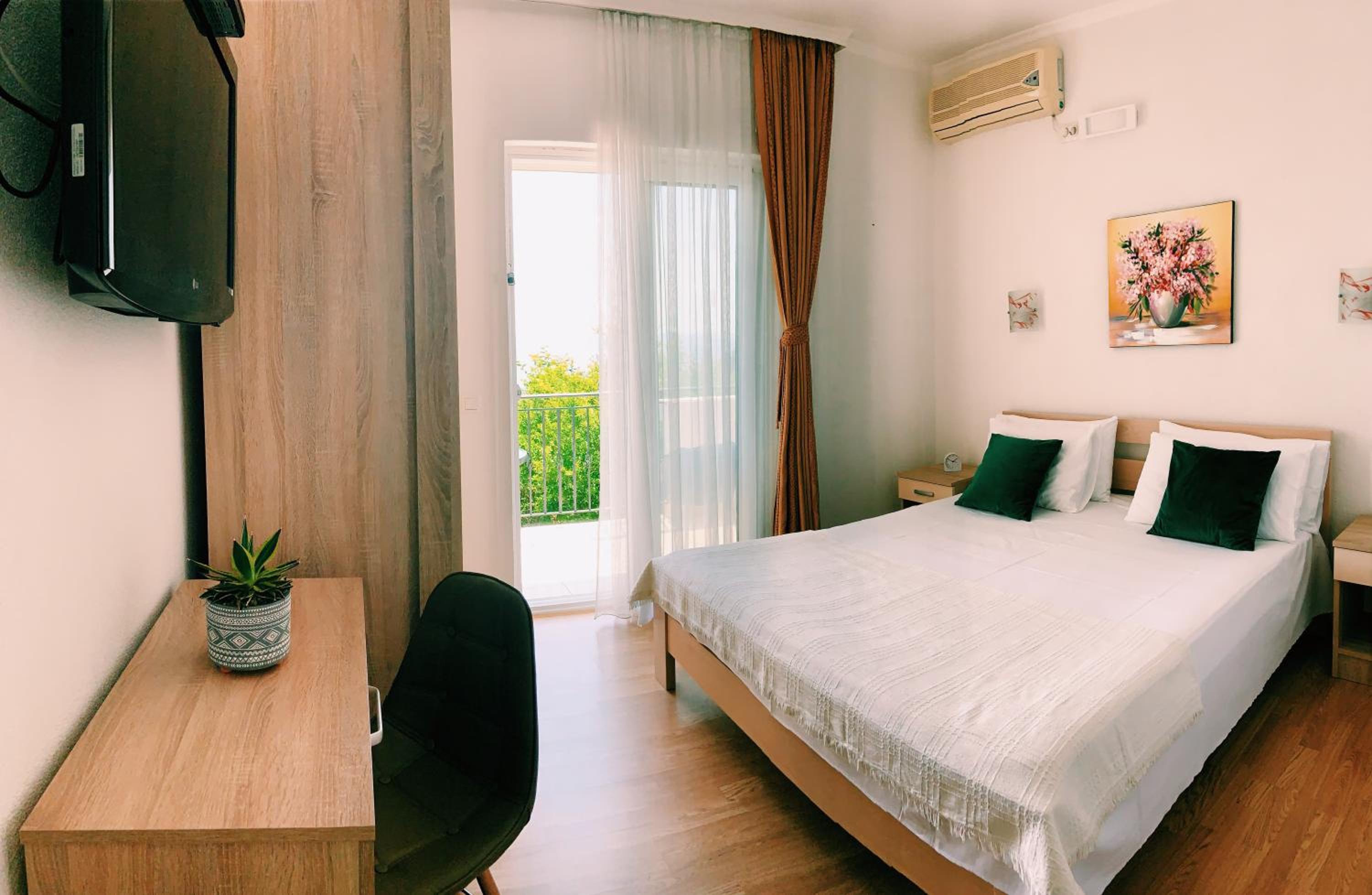 Apartments Hollaj