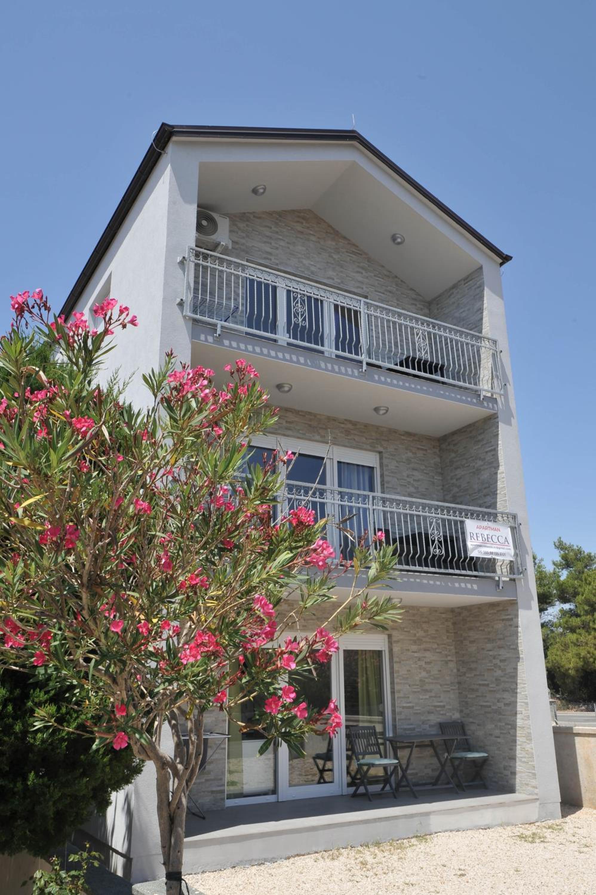Hotel Apartmani Rebecca - Image 1