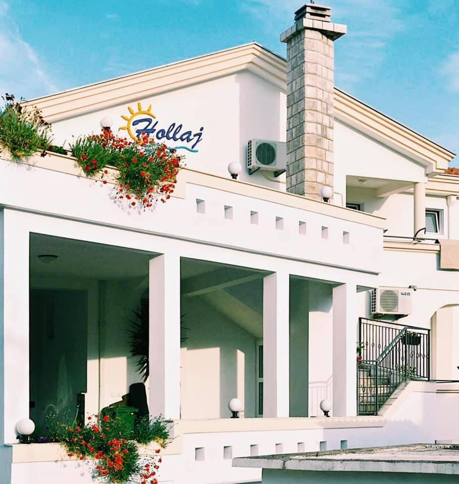 Apartments Hollaj