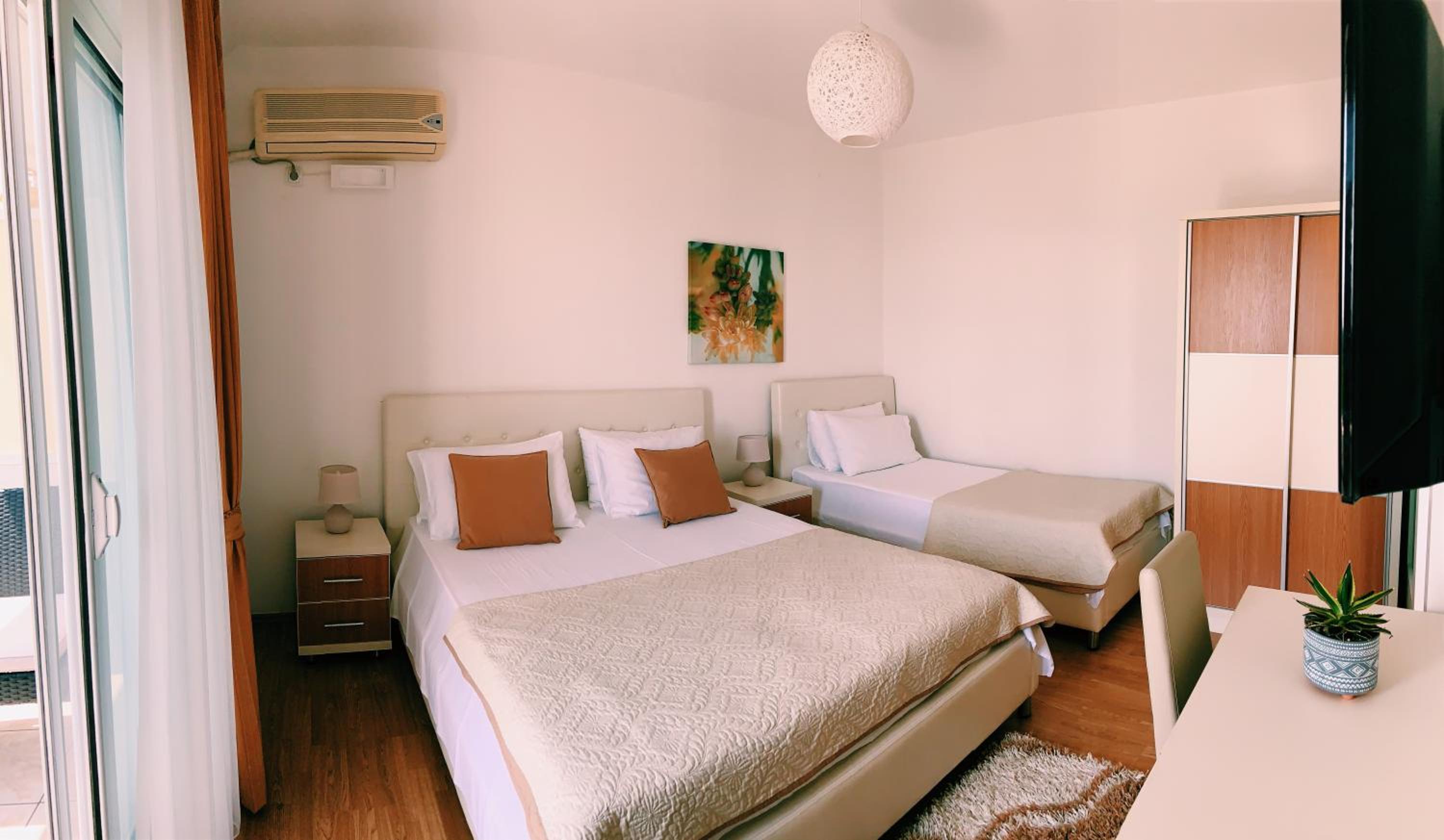 Apartments Hollaj