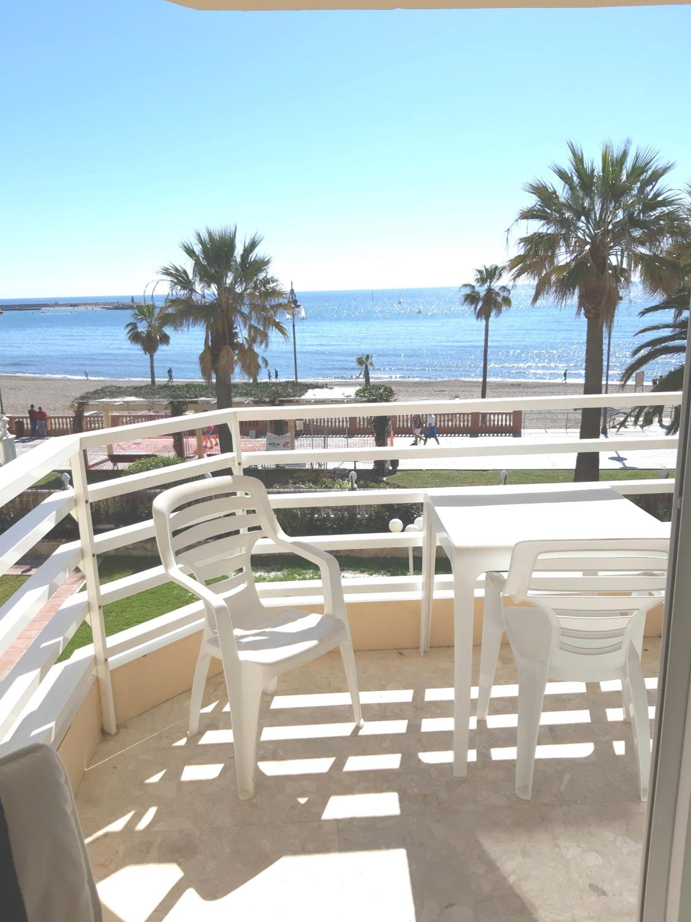 Front beach and swimmingpool in Benalmadena Costa photo 5