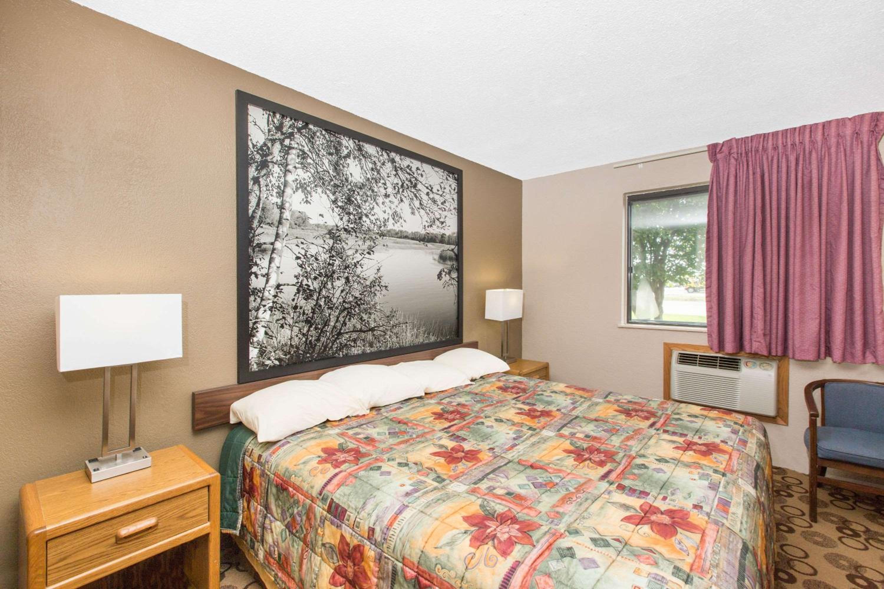 Super 8 by Wyndham Blue Earth view 5