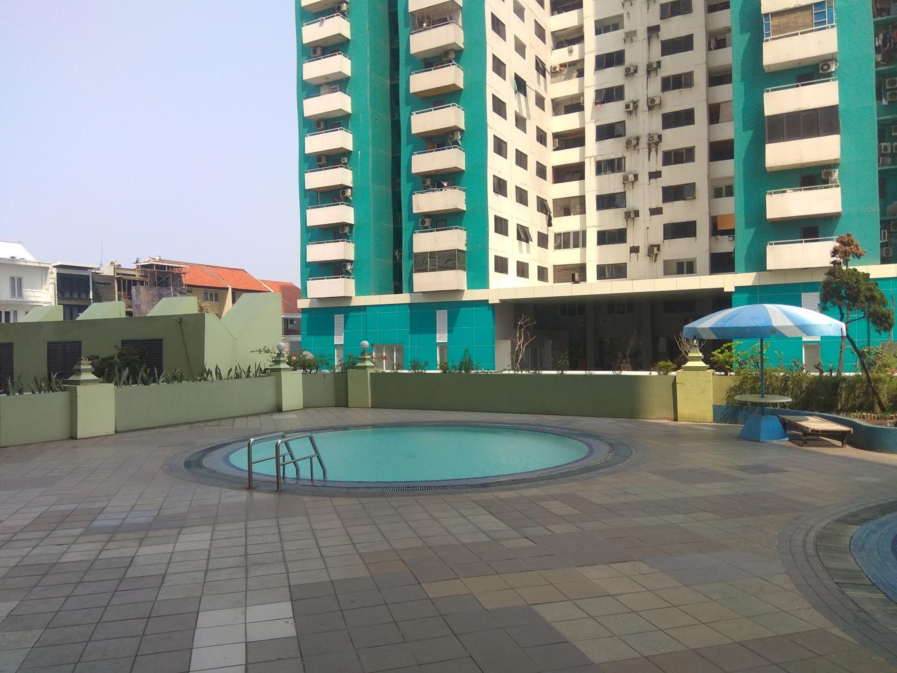 New Furnished 1BR Rajawali Apartment By Travelio view 2