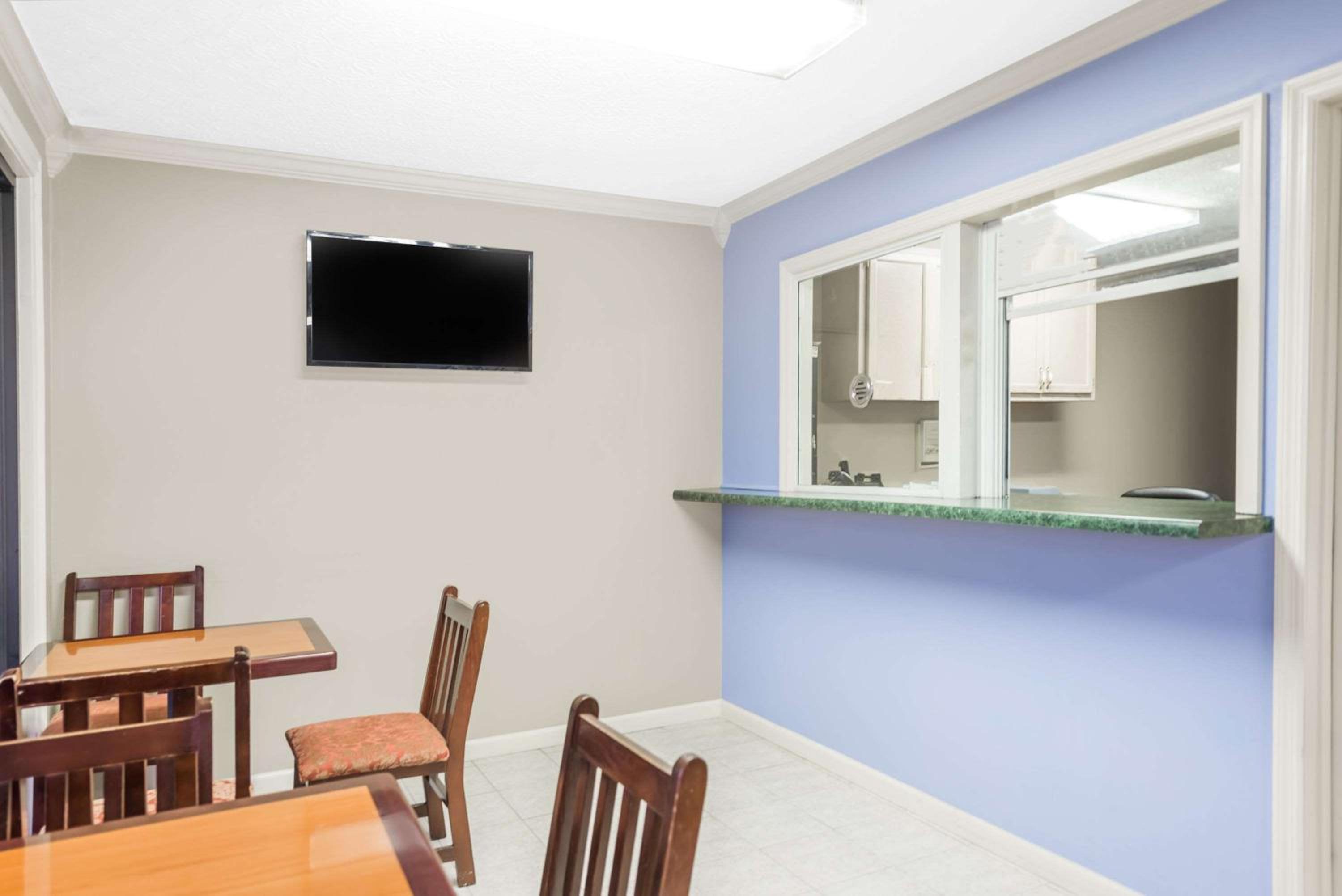 Gadsden Vacations - Super 8 by Wyndham Gadsden AL - Property Image 3