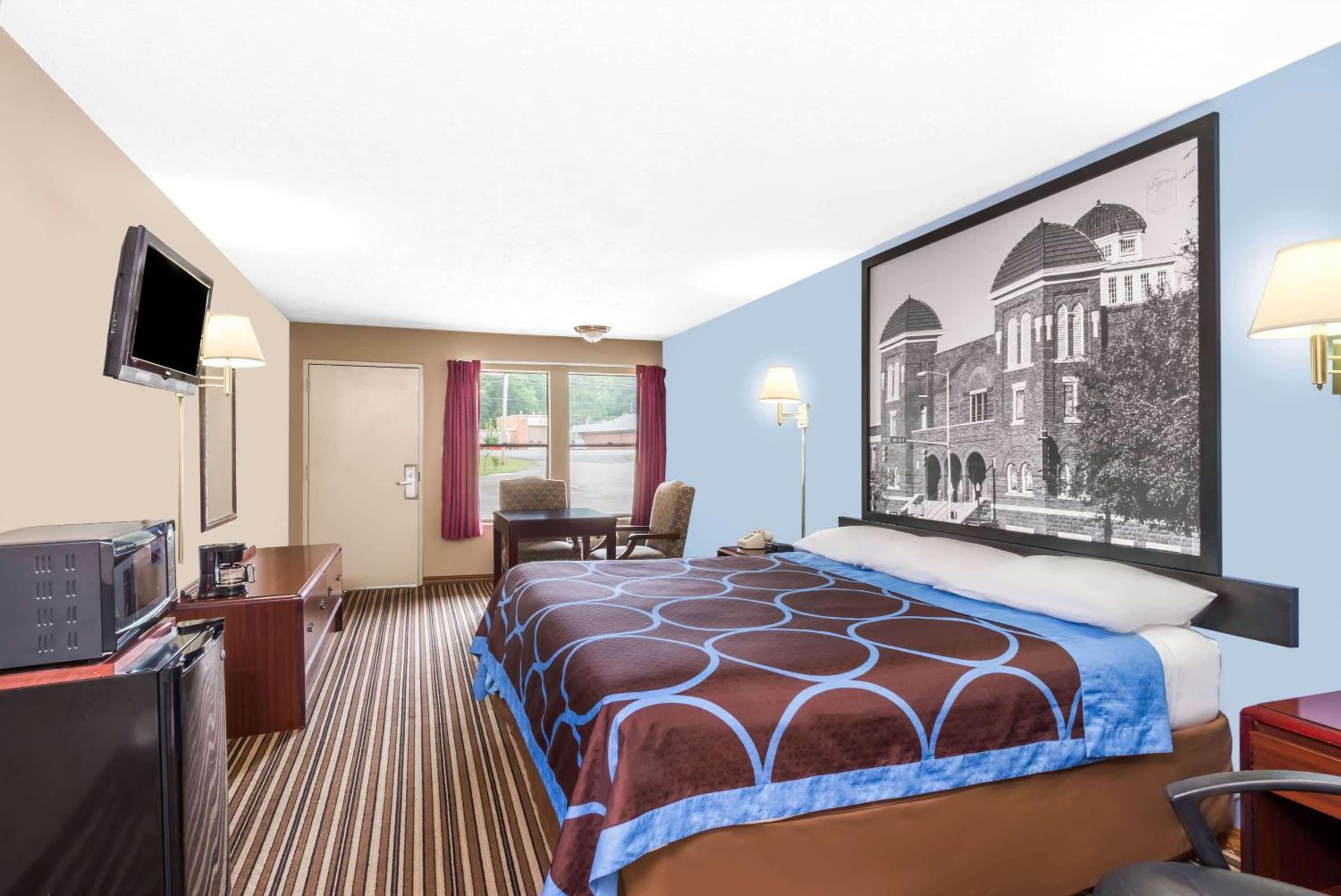 Gadsden Vacations - Super 8 by Wyndham Gadsden AL - Property Image 4