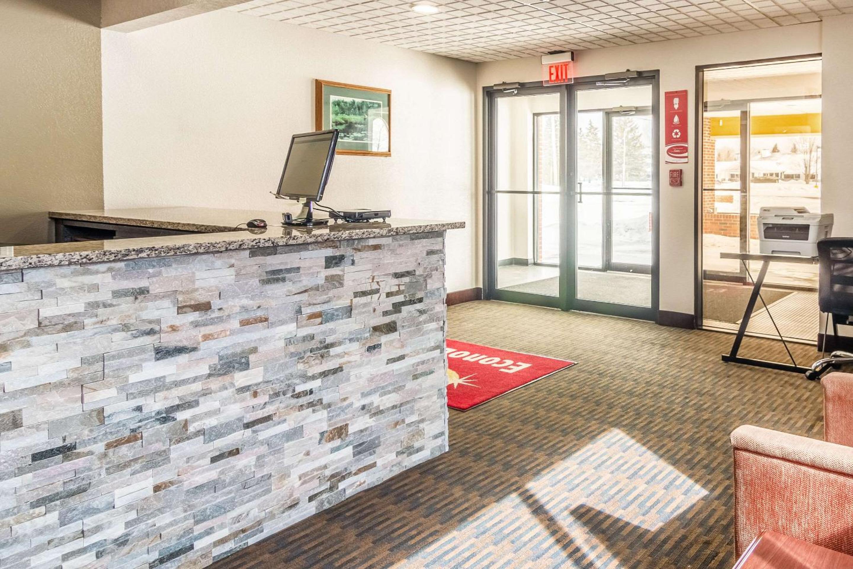 Cadillac Vacations - Econo Lodge Cadillac - Property Image 36