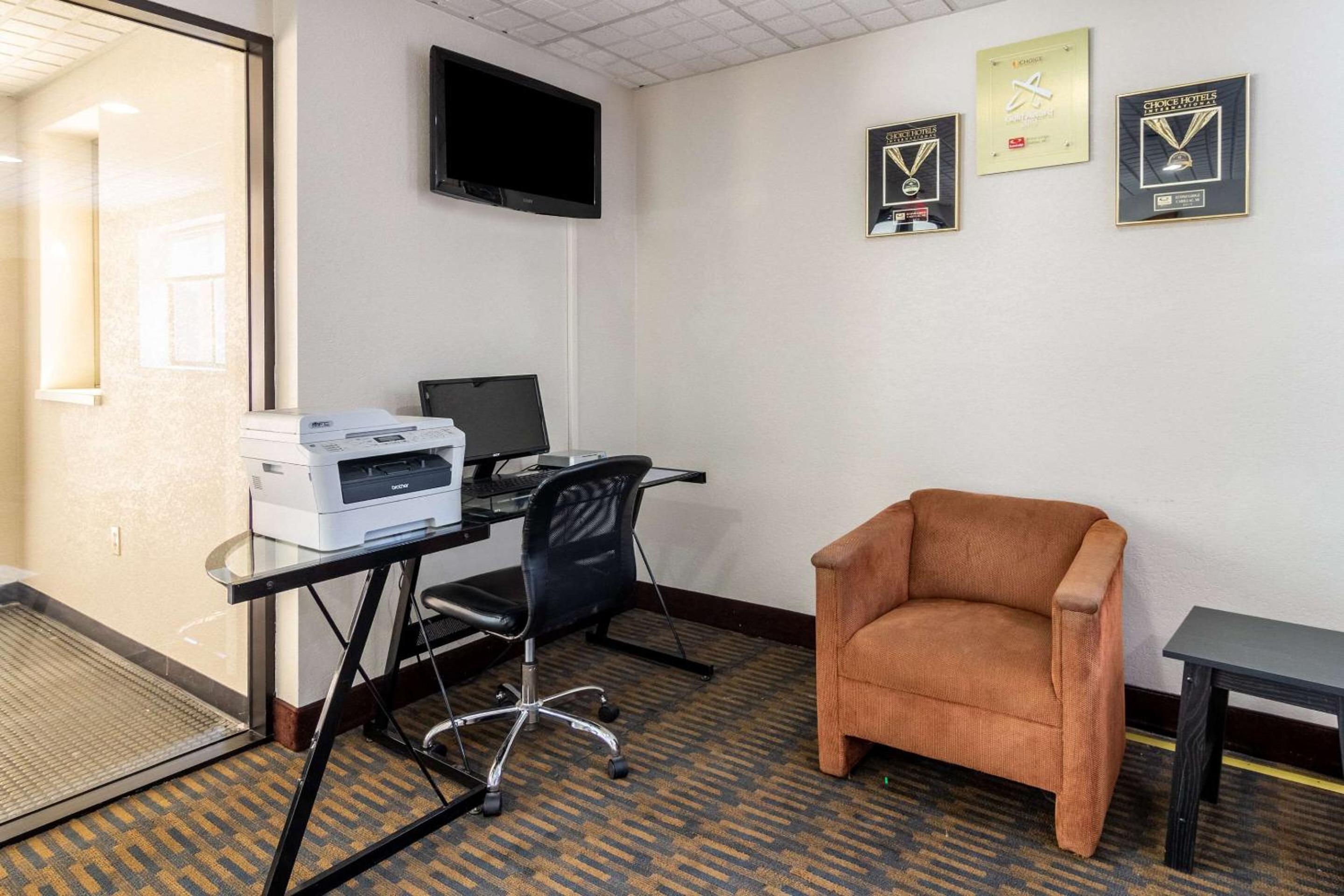 Cadillac Vacations - Econo Lodge Cadillac - Property Image 7