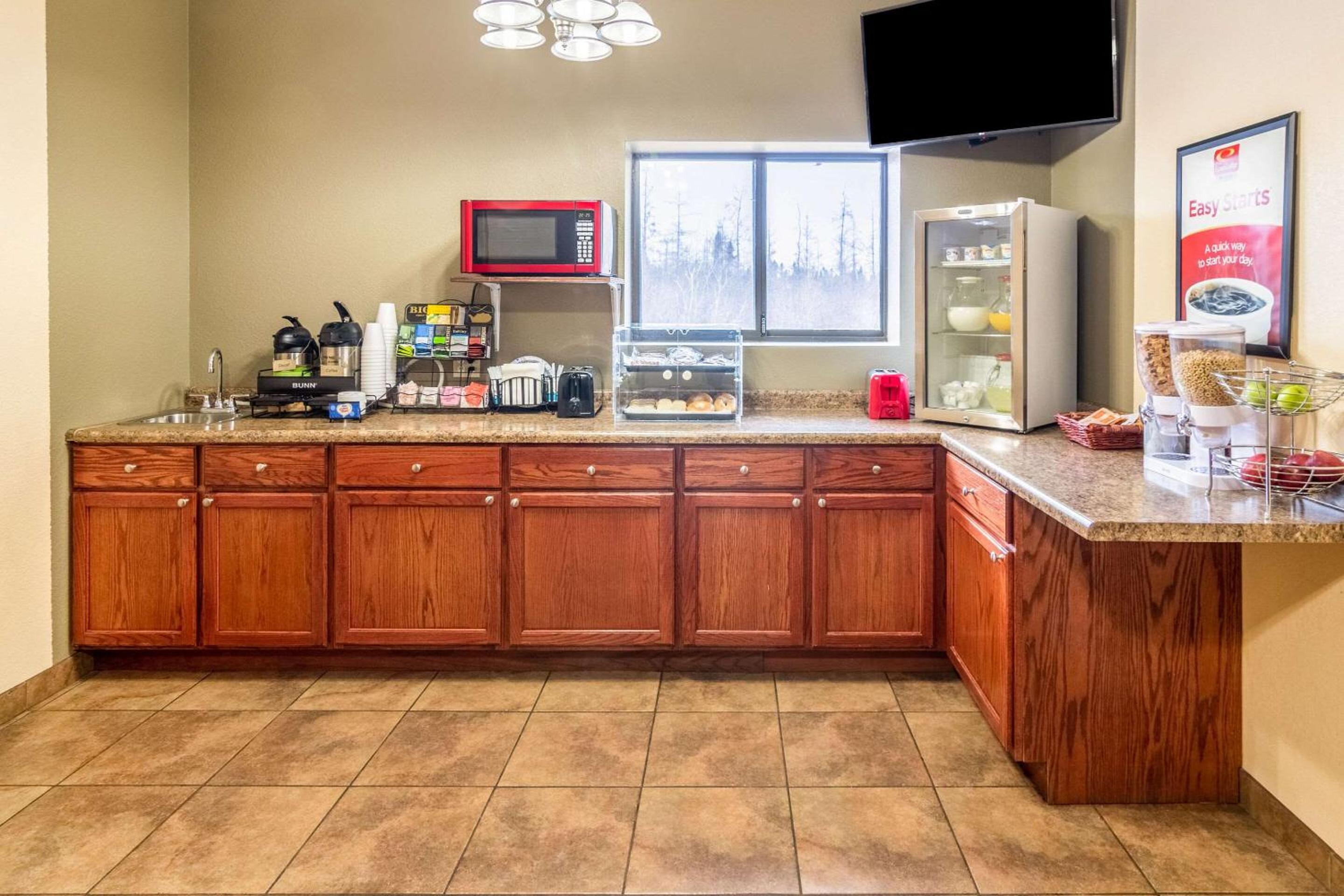 Cadillac Vacations - Econo Lodge Cadillac - Property Image 8