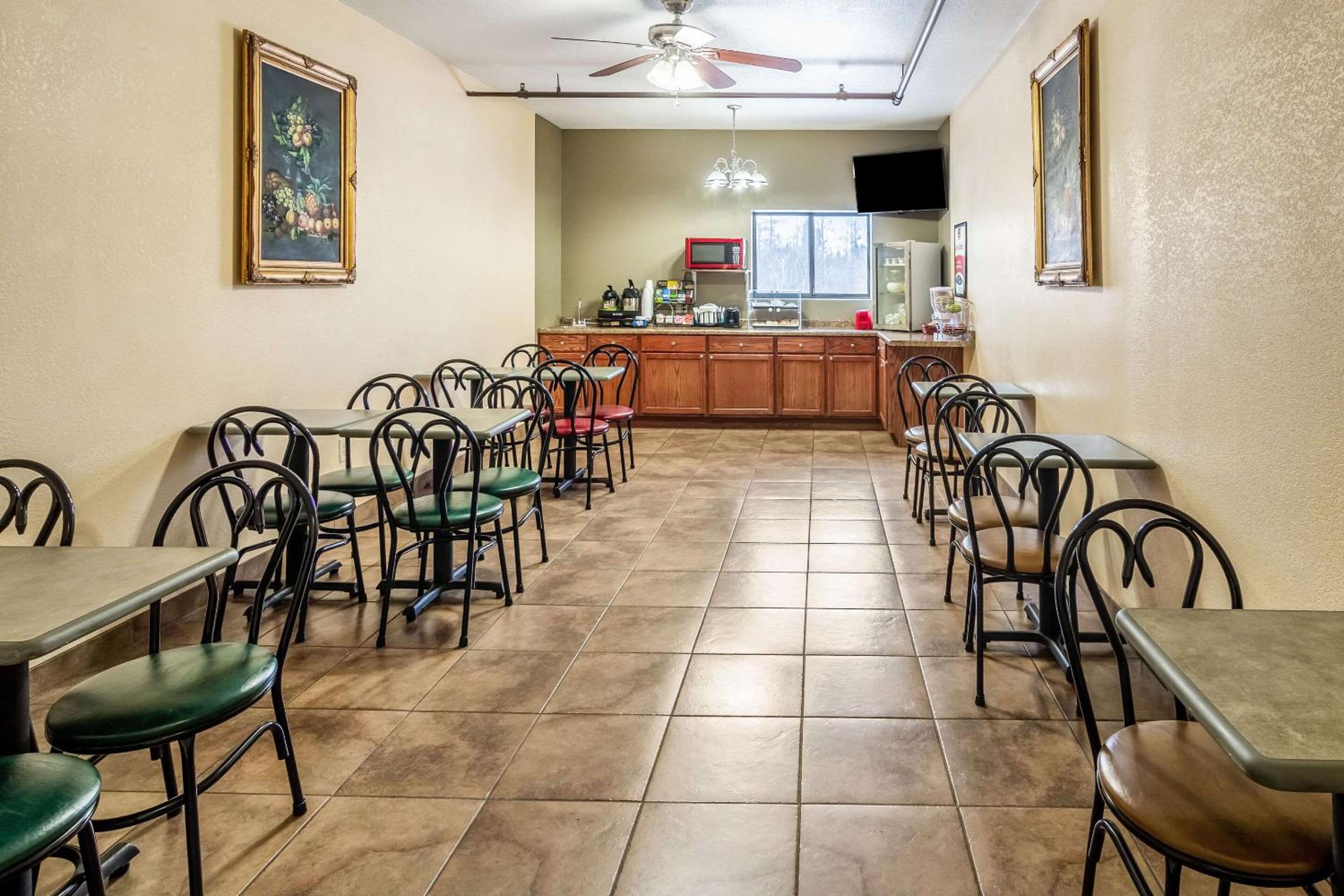 Cadillac Vacations - Econo Lodge Cadillac - Property Image 9