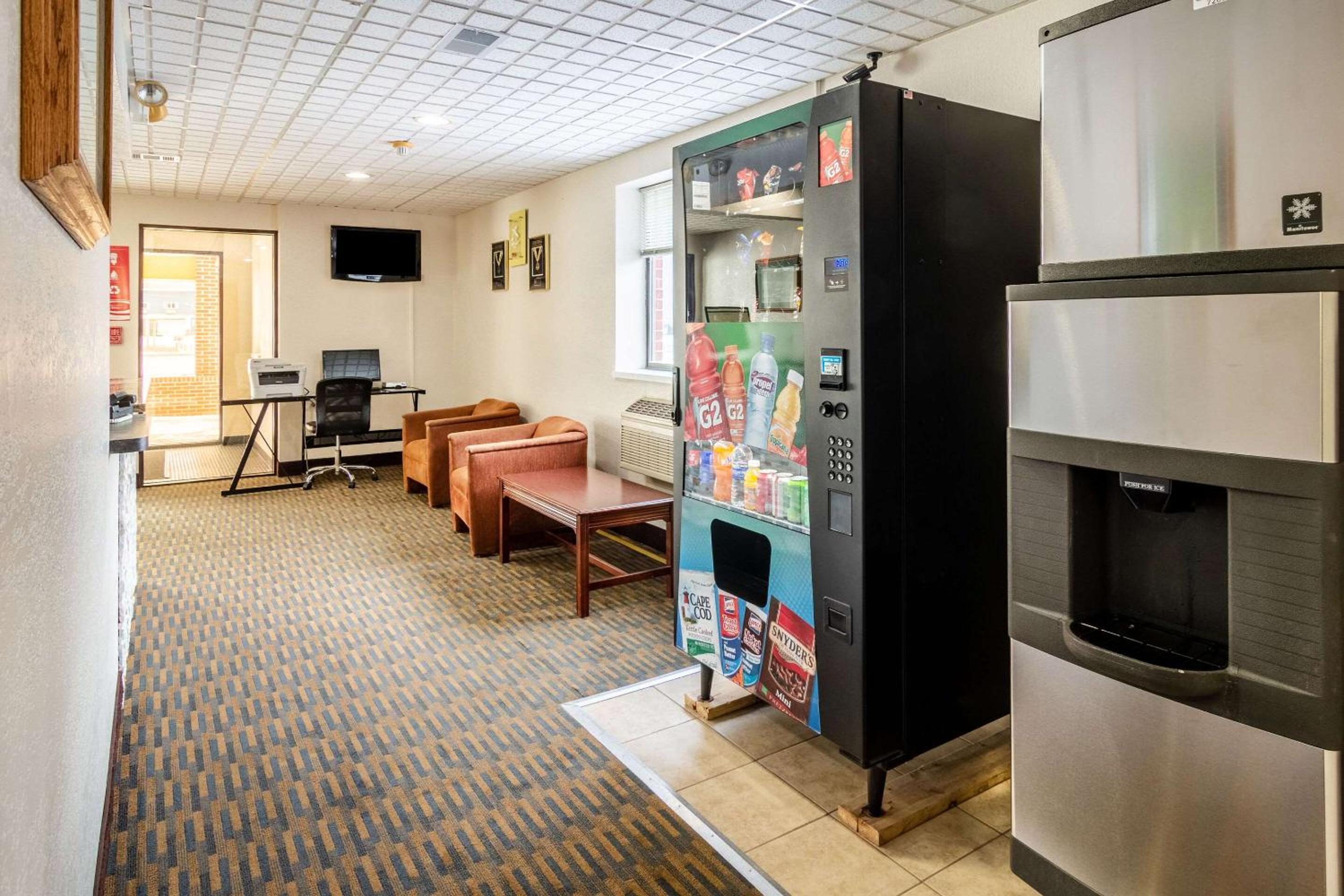 Cadillac Vacations - Econo Lodge Cadillac - Property Image 10