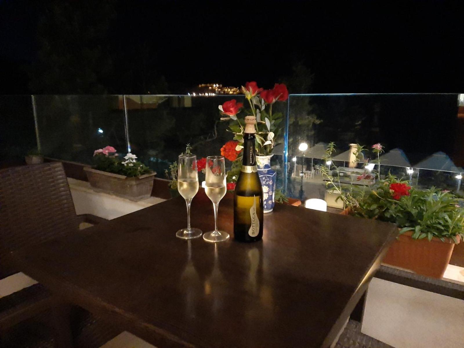 Apartments Kuce Lekovica Beach & snack bar- Bistro