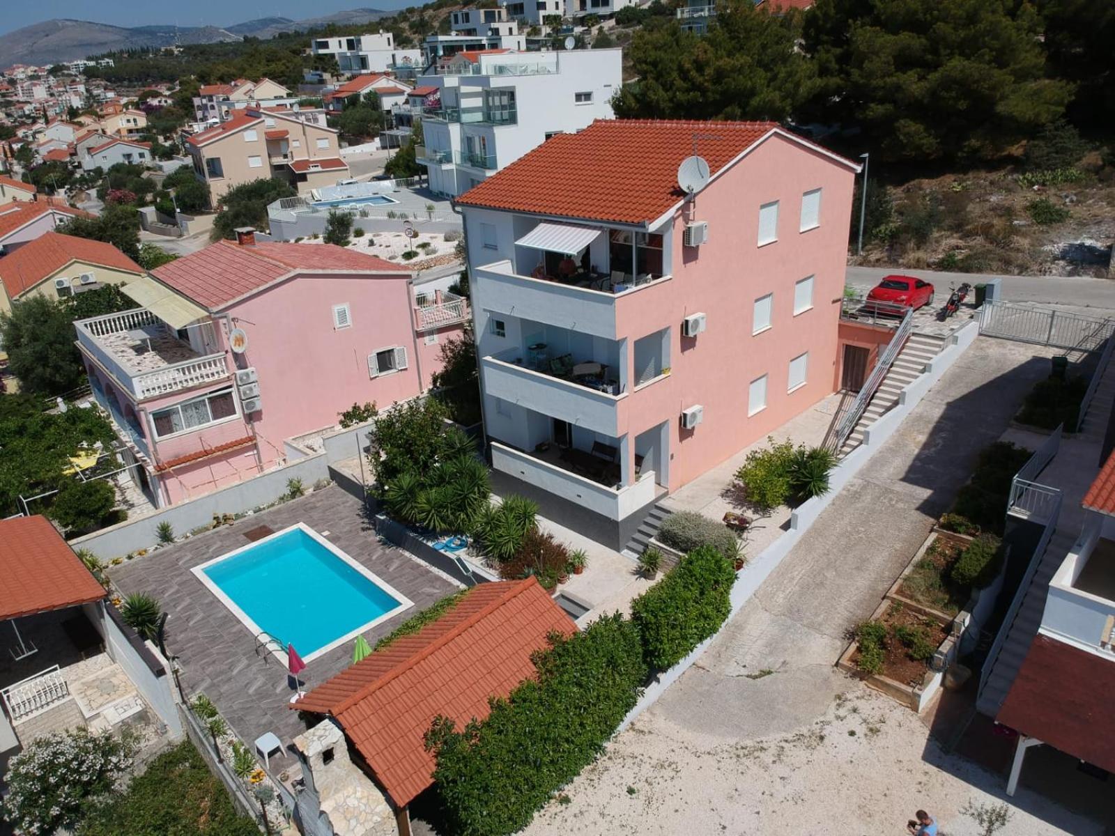 Stunning View Apartment with pool view 4