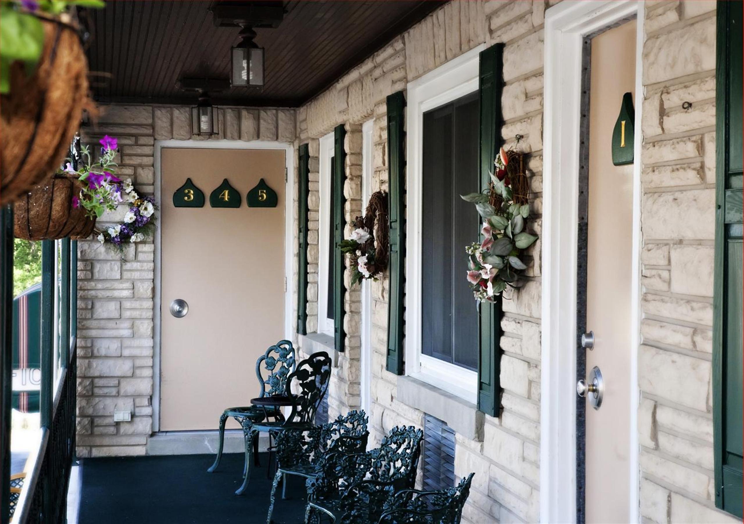 Simmons Motel and Suites