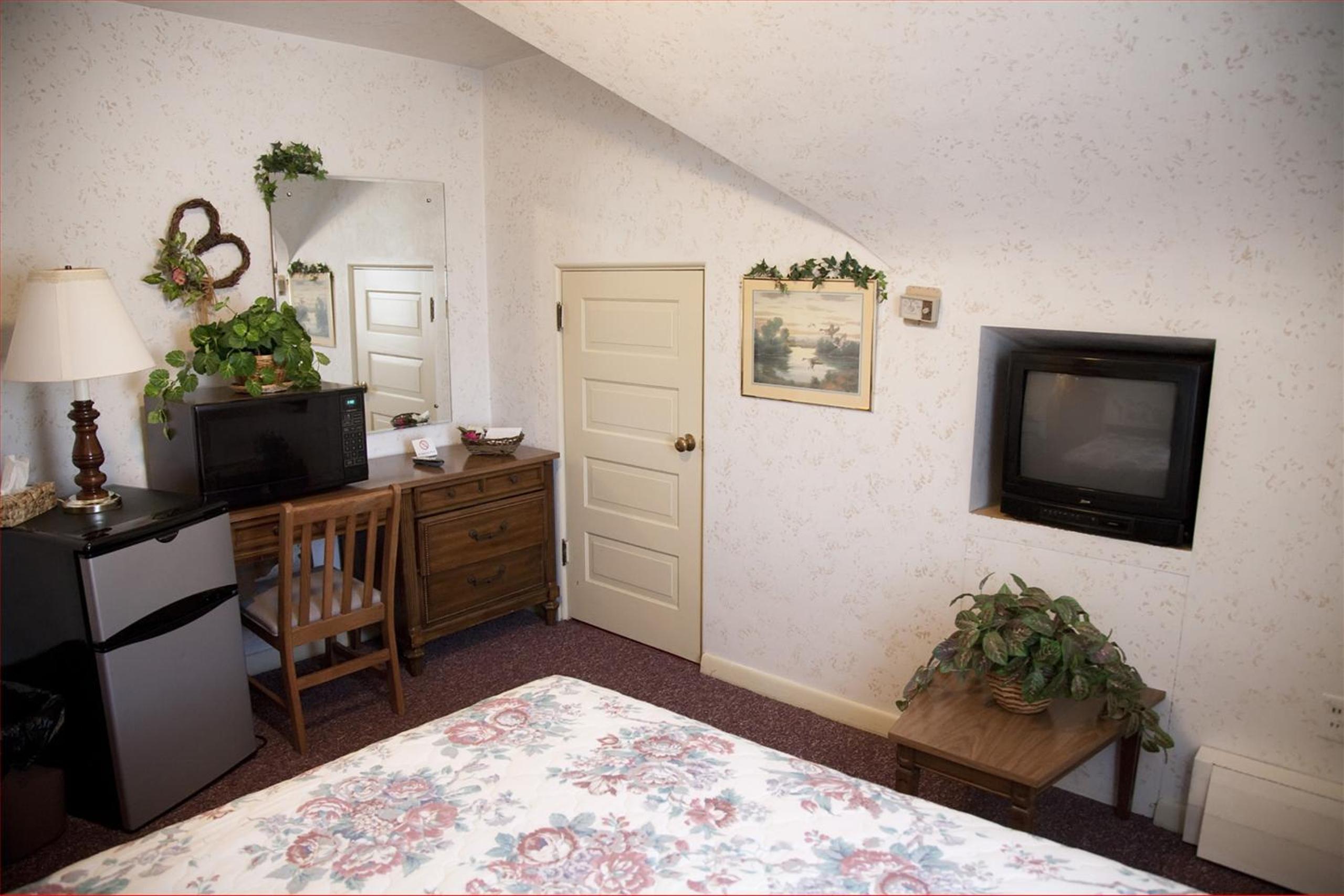 Simmons Motel and Suites