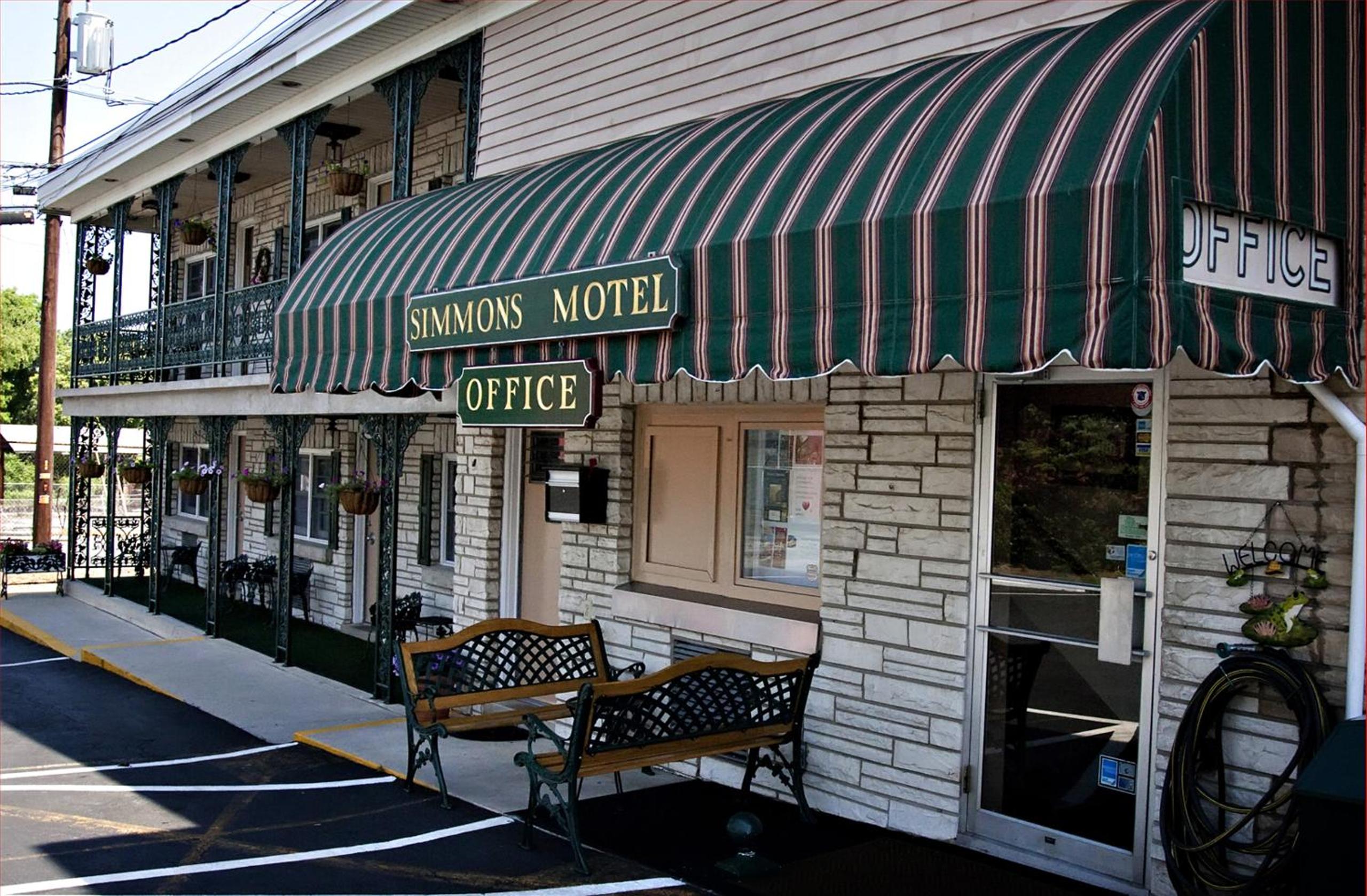 Simmons Motel and Suites