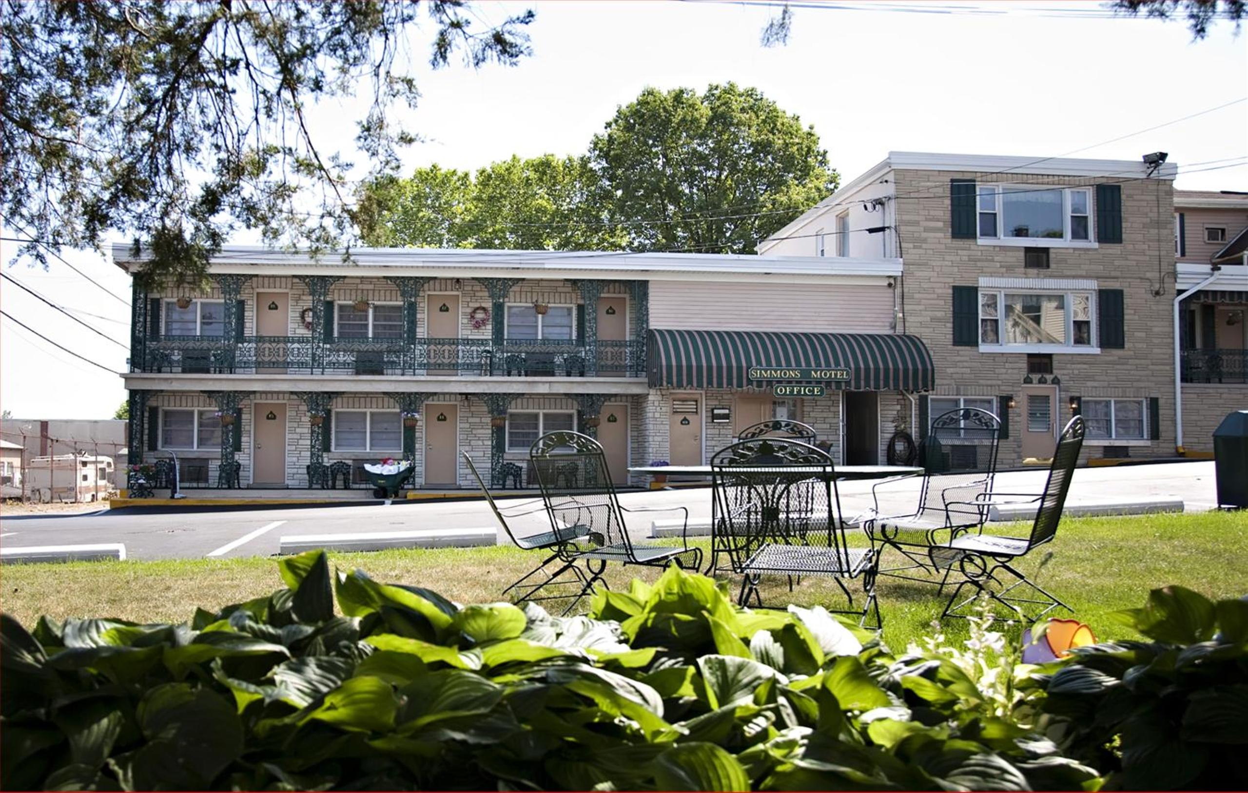 Simmons Motel and Suites