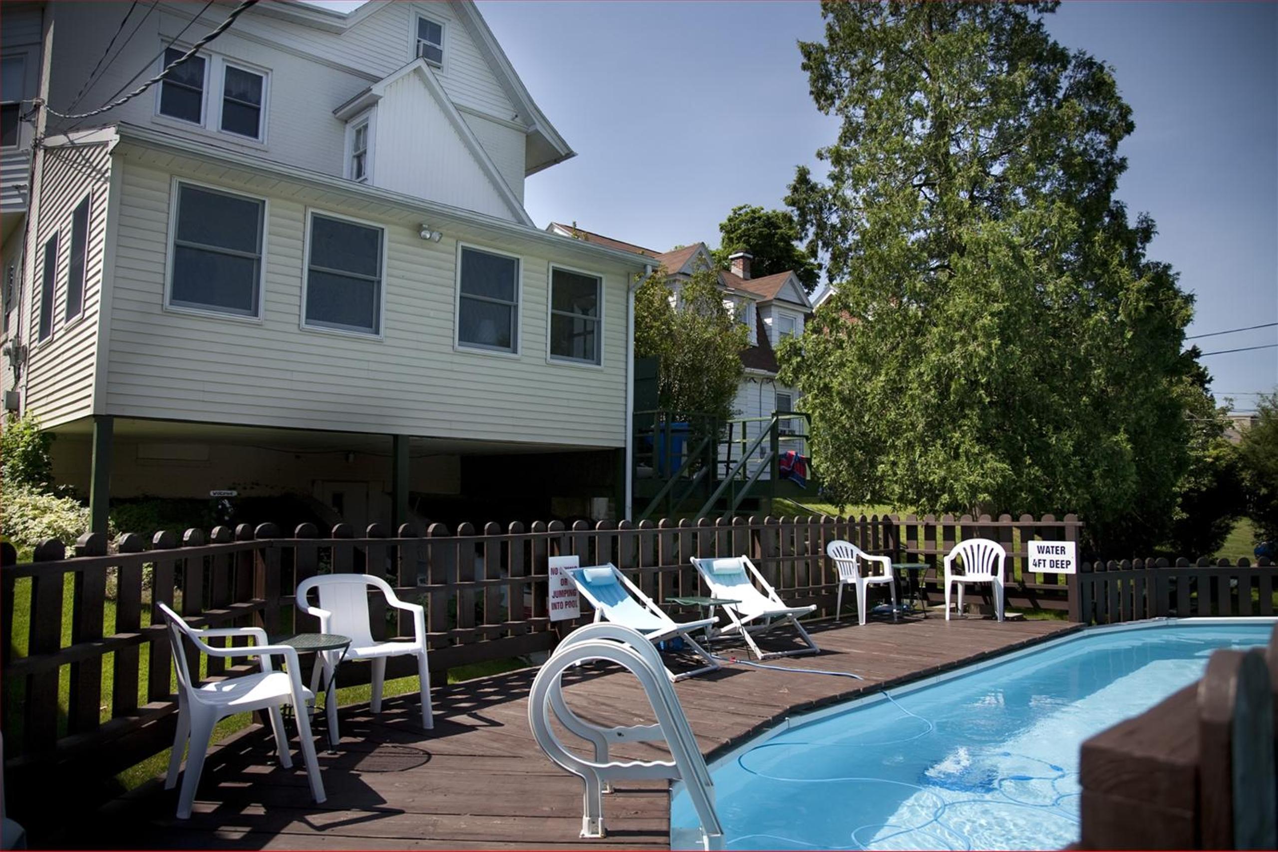 Simmons Motel and Suites