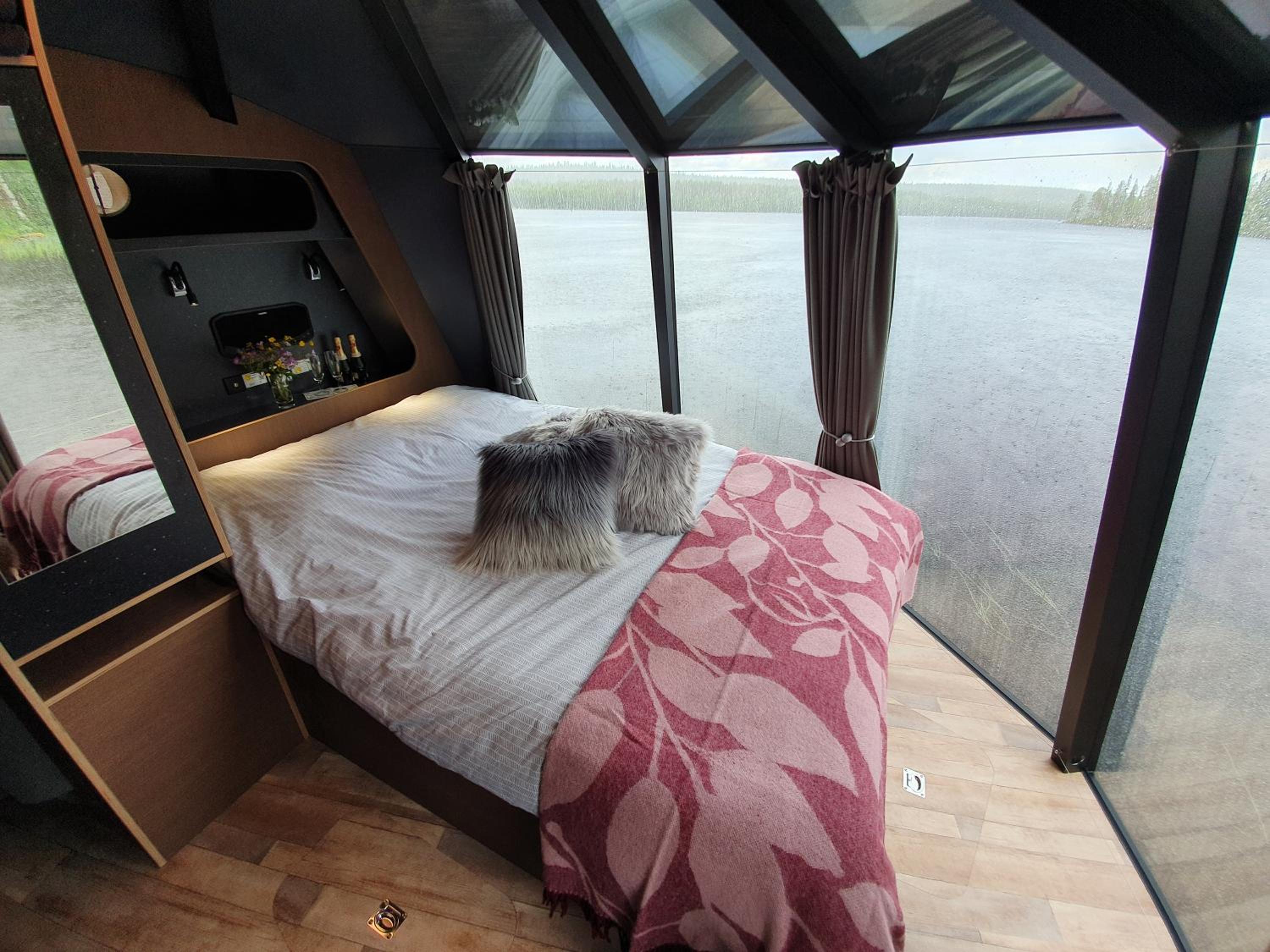 AuroraHut, Overwater Hut