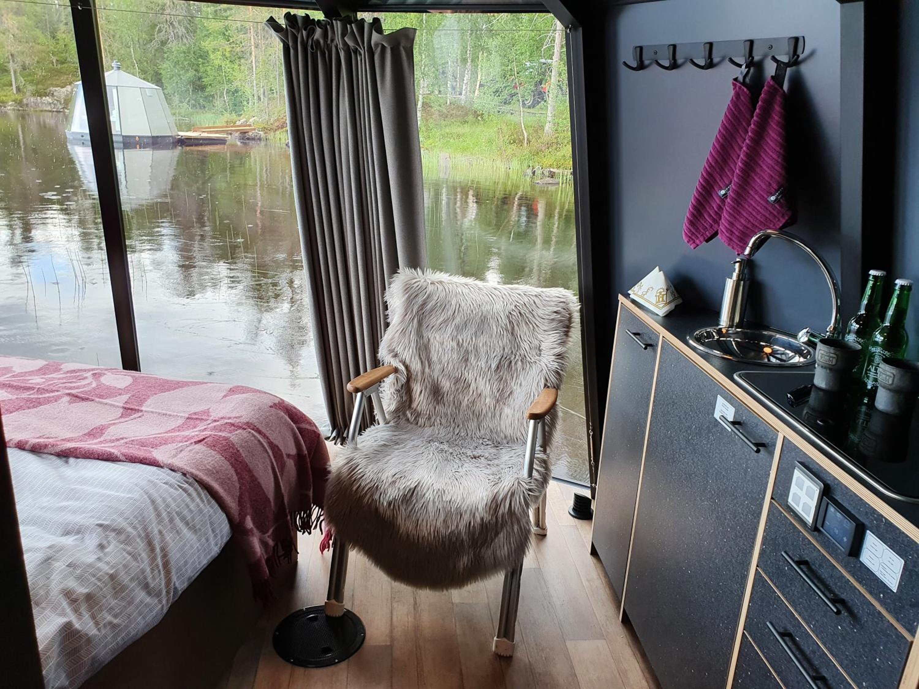 AuroraHut, Overwater Hut