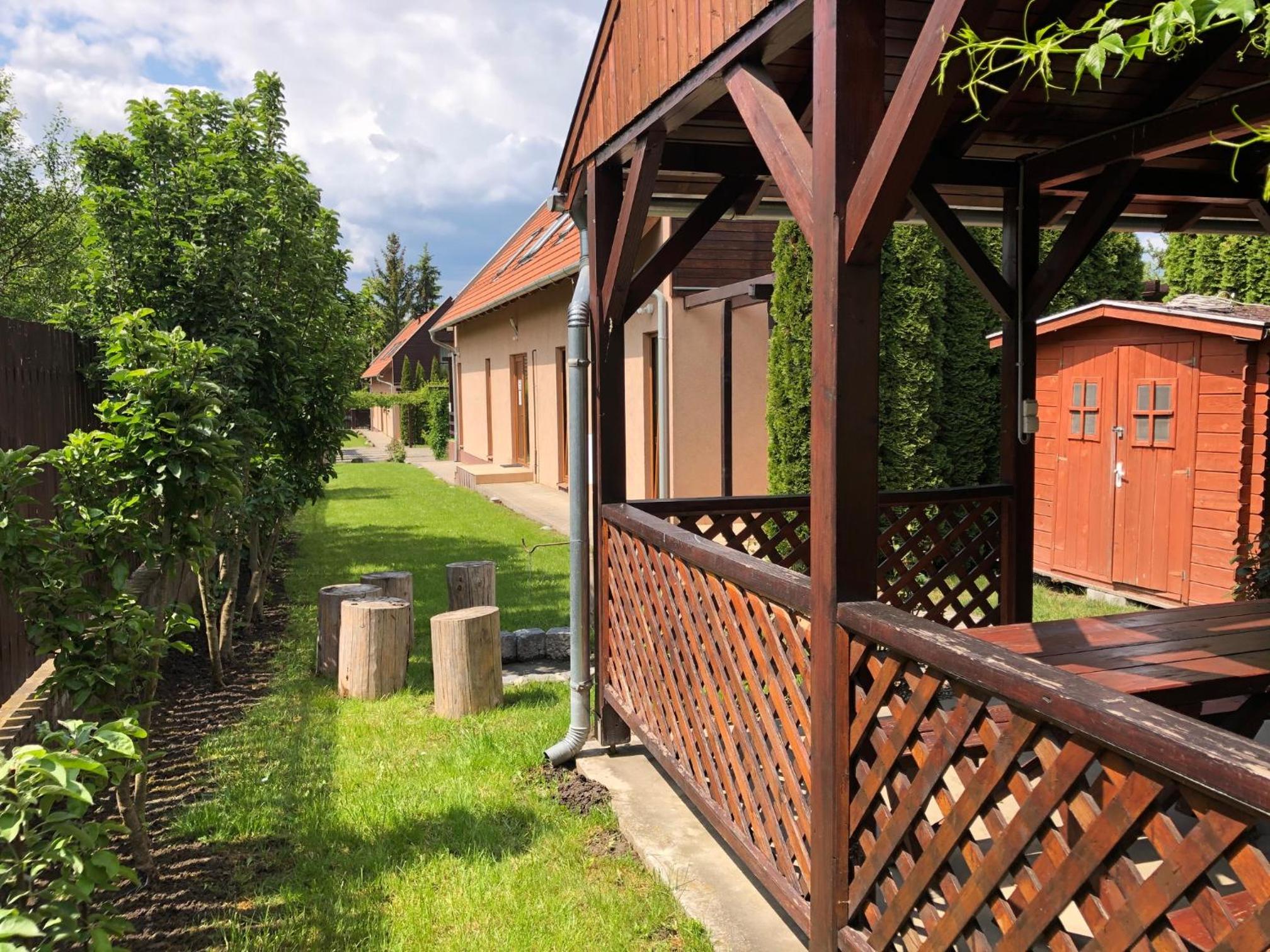 Tó apartmanházak
