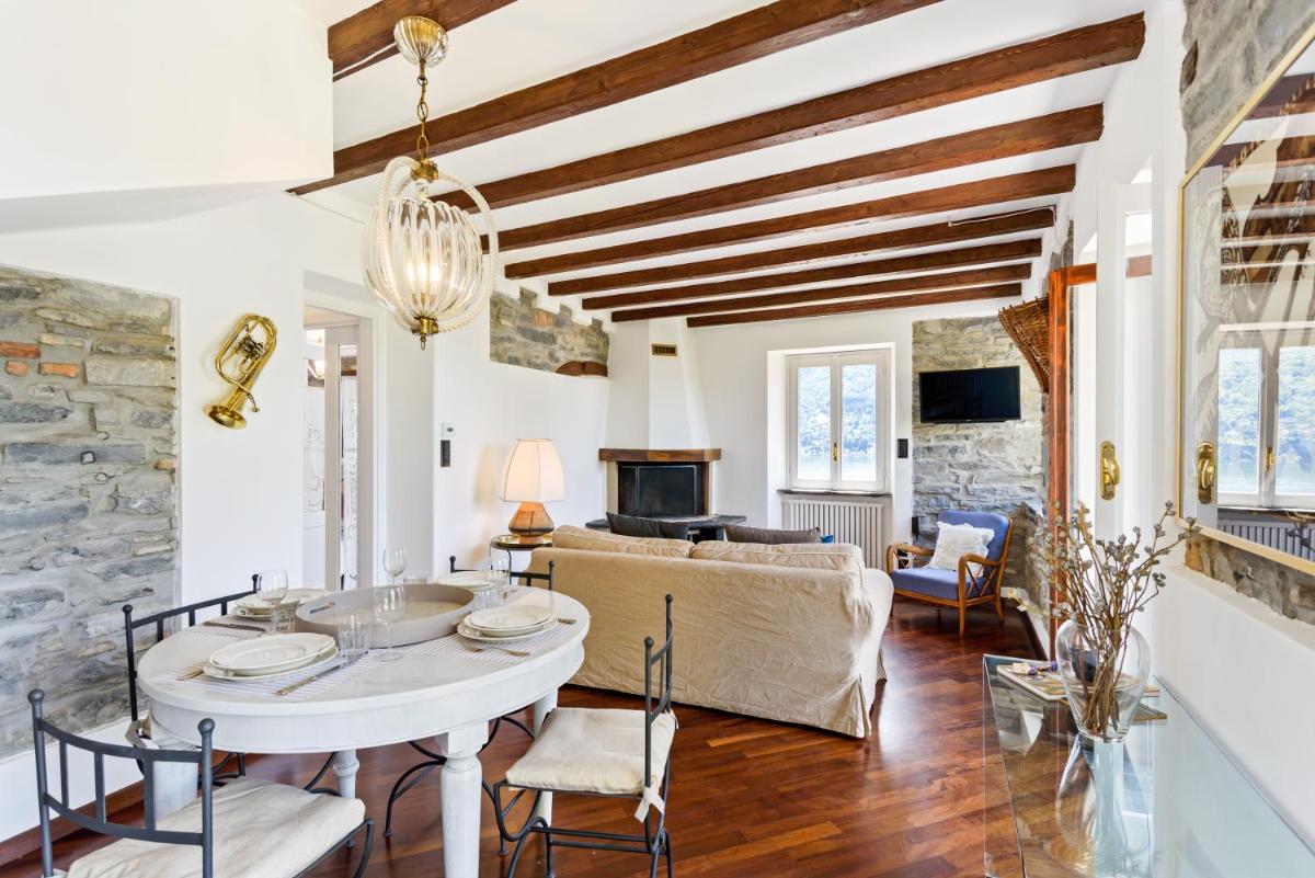 Beautiful APT overlooking the lake - Unique vintage decor and music memories view 2