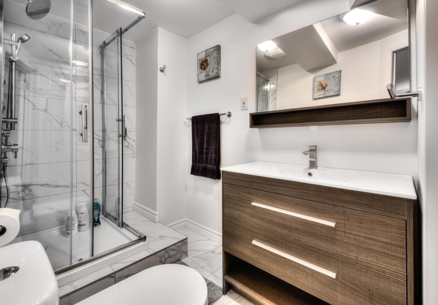 100 METERS to METRO BEAUDRY - FULL APARTMENTS - 1 minute walk to the FAMOUS ST CATHERINE STREET - FAST WIFI - WASHER & DRYER ON SITE - Montcalm units