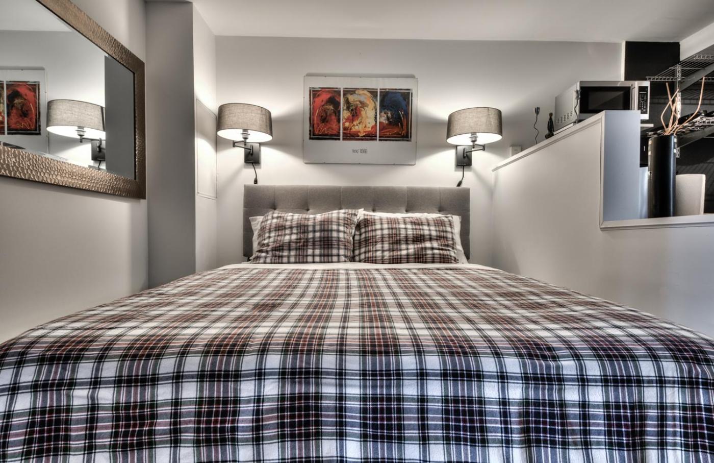 100 METERS to METRO BEAUDRY - FULL APARTMENTS - 1 minute walk to the FAMOUS ST CATHERINE STREET - FAST WIFI - WASHER & DRYER ON SITE - Montcalm units