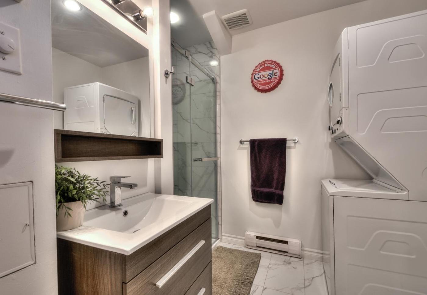 100 METERS to METRO BEAUDRY - FULL APARTMENTS - 1 minute walk to the FAMOUS ST CATHERINE STREET - FAST WIFI - WASHER & DRYER ON SITE - Montcalm units