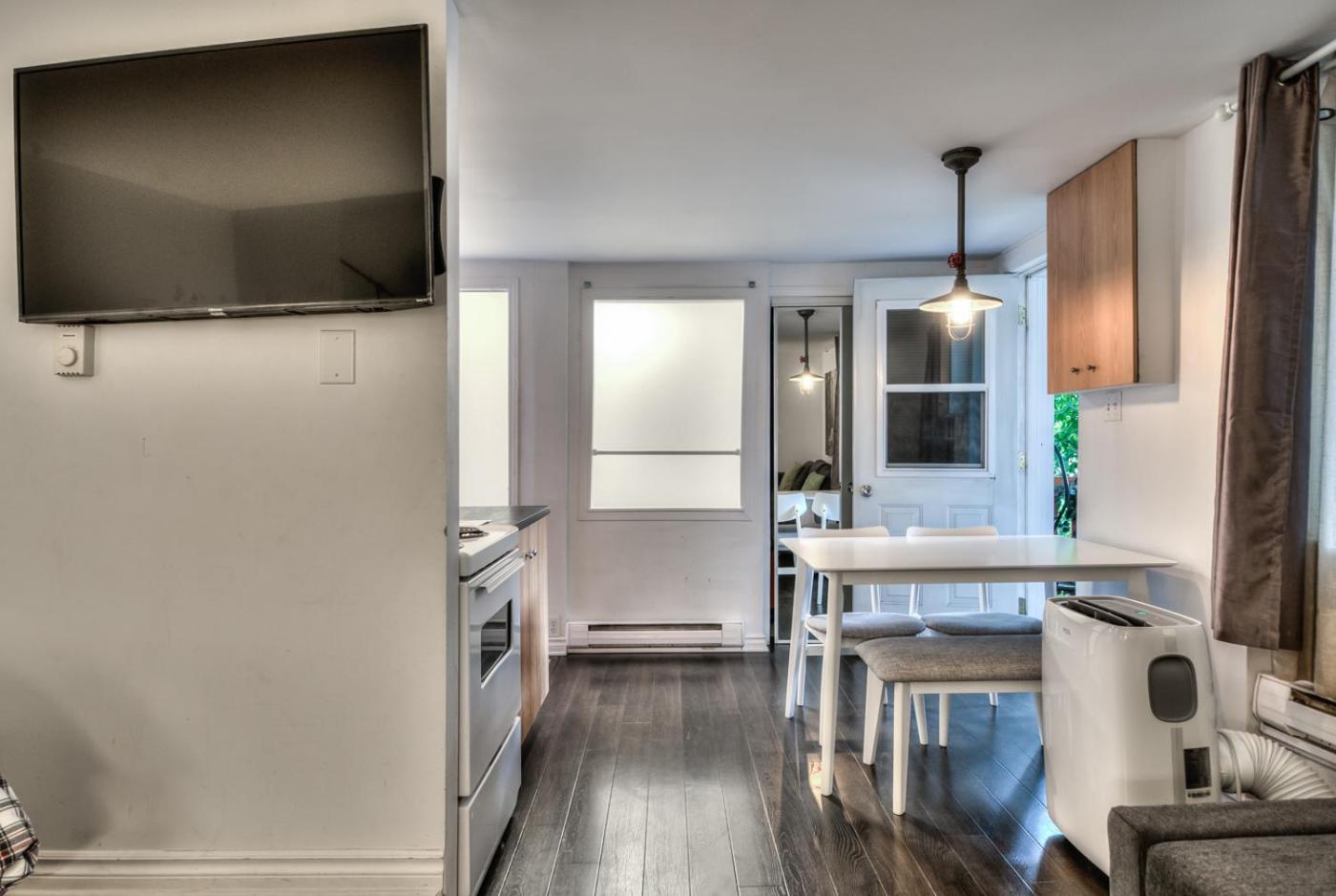 100 METERS to METRO BEAUDRY - FULL APARTMENTS - 1 minute walk to the FAMOUS ST CATHERINE STREET - FAST WIFI - WASHER & DRYER ON SITE - Montcalm units