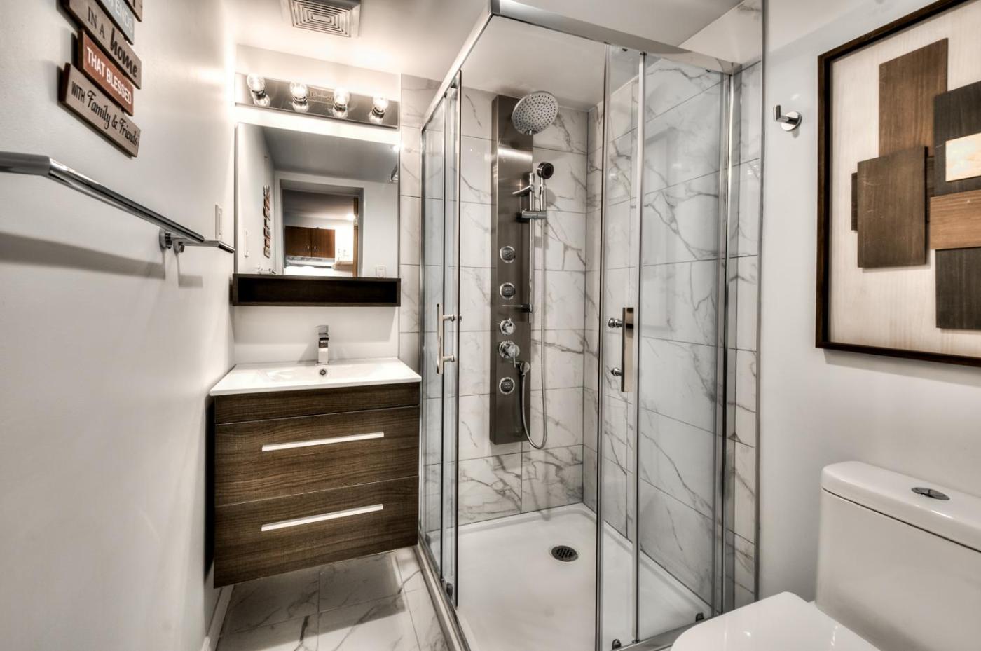 100 METERS to METRO BEAUDRY - FULL APARTMENTS - 1 minute walk to the FAMOUS ST CATHERINE STREET - FAST WIFI - WASHER & DRYER ON SITE - Montcalm units