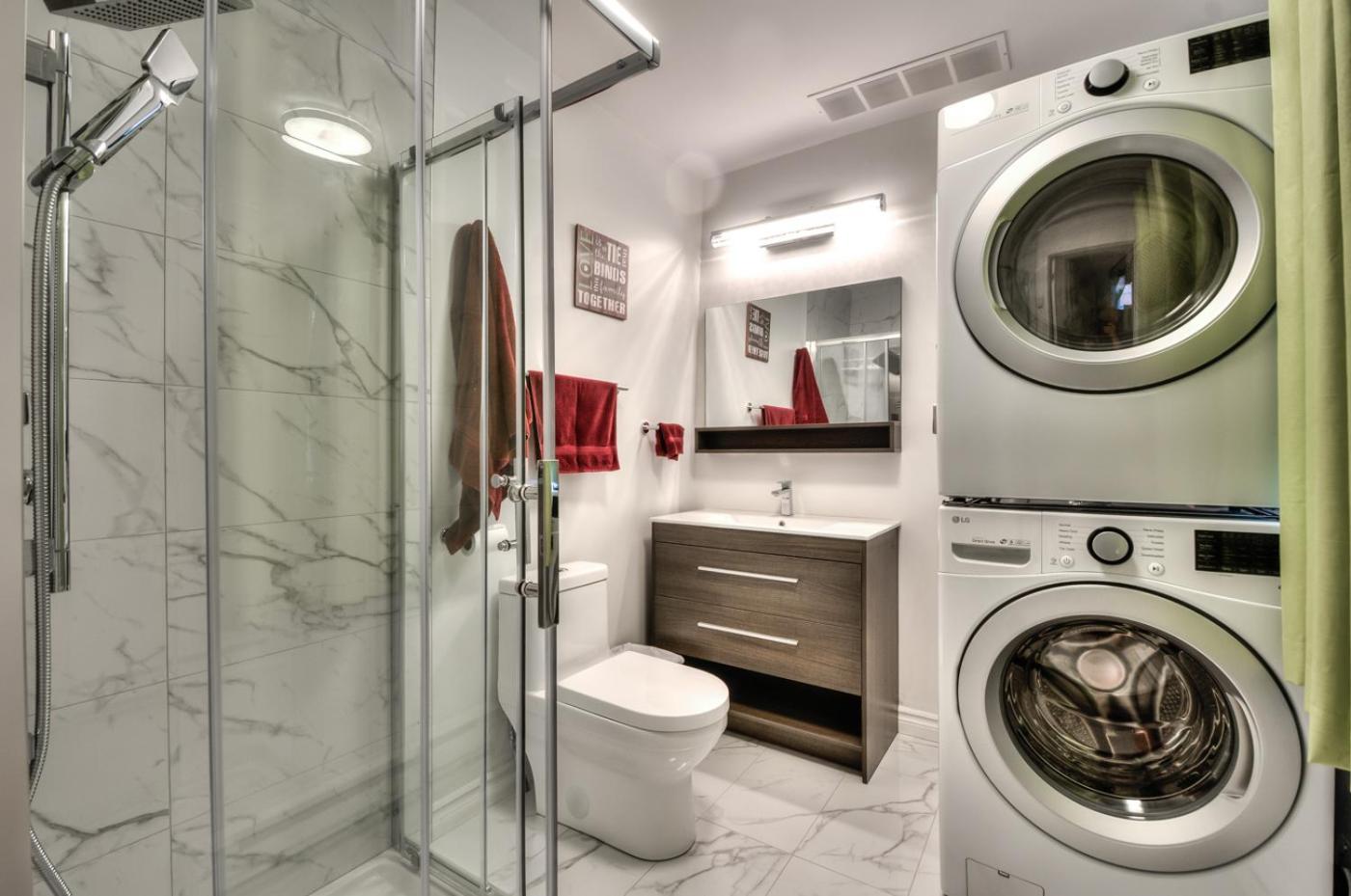 100 METERS to METRO BEAUDRY - FULL APARTMENTS - 1 minute walk to the FAMOUS ST CATHERINE STREET - FAST WIFI - WASHER & DRYER ON SITE - Montcalm units