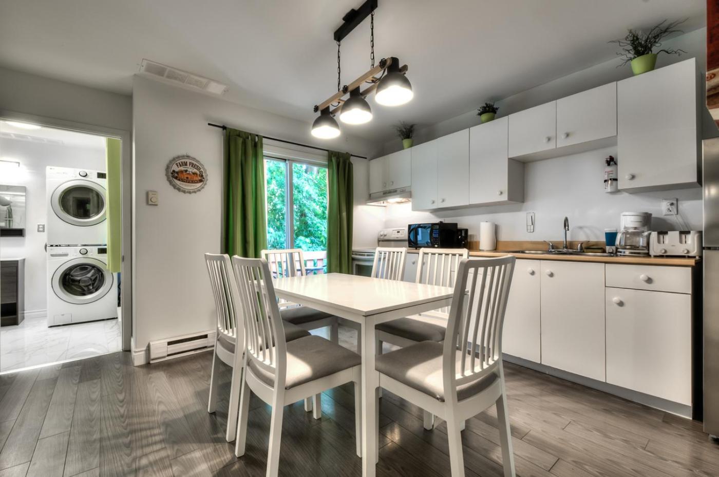 100 METERS to METRO BEAUDRY - FULL APARTMENTS - 1 minute walk to the FAMOUS ST CATHERINE STREET - FAST WIFI - WASHER & DRYER ON SITE - Montcalm units