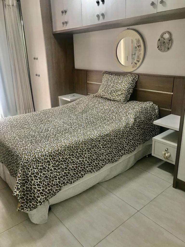Apartamento, Cobertura, 2 suites ,localizado 200 mts da praia Bombinhas Centro