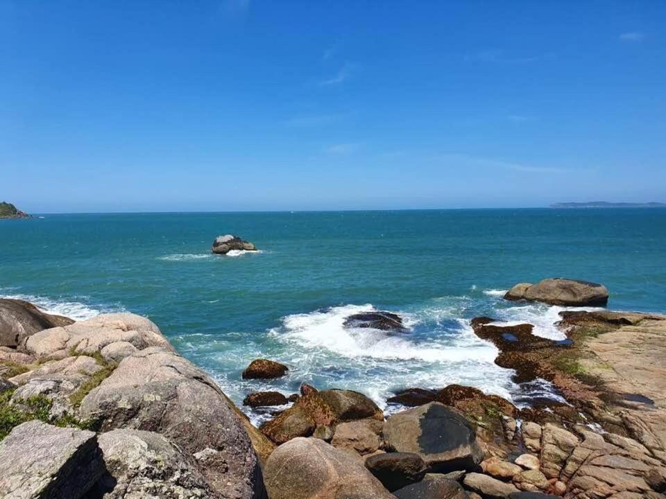 Apartamento, Cobertura, 2 suites ,localizado 200 mts da praia Bombinhas Centro