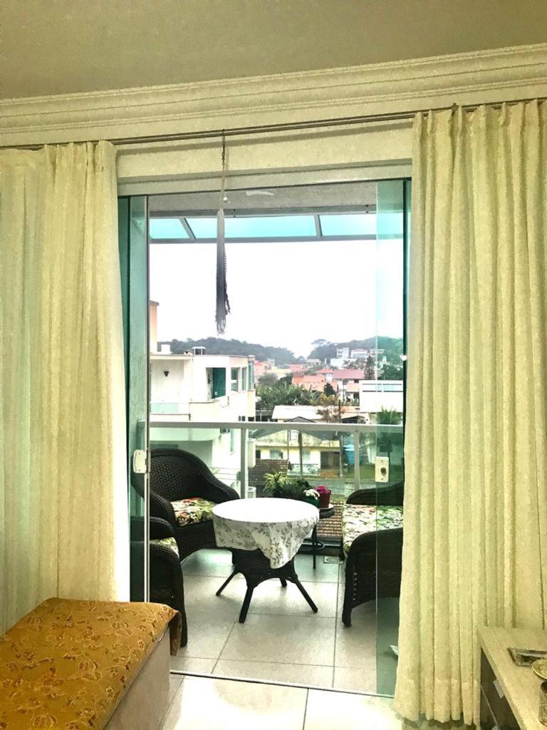 Apartamento, Cobertura, 2 suites ,localizado 200 mts da praia Bombinhas Centro