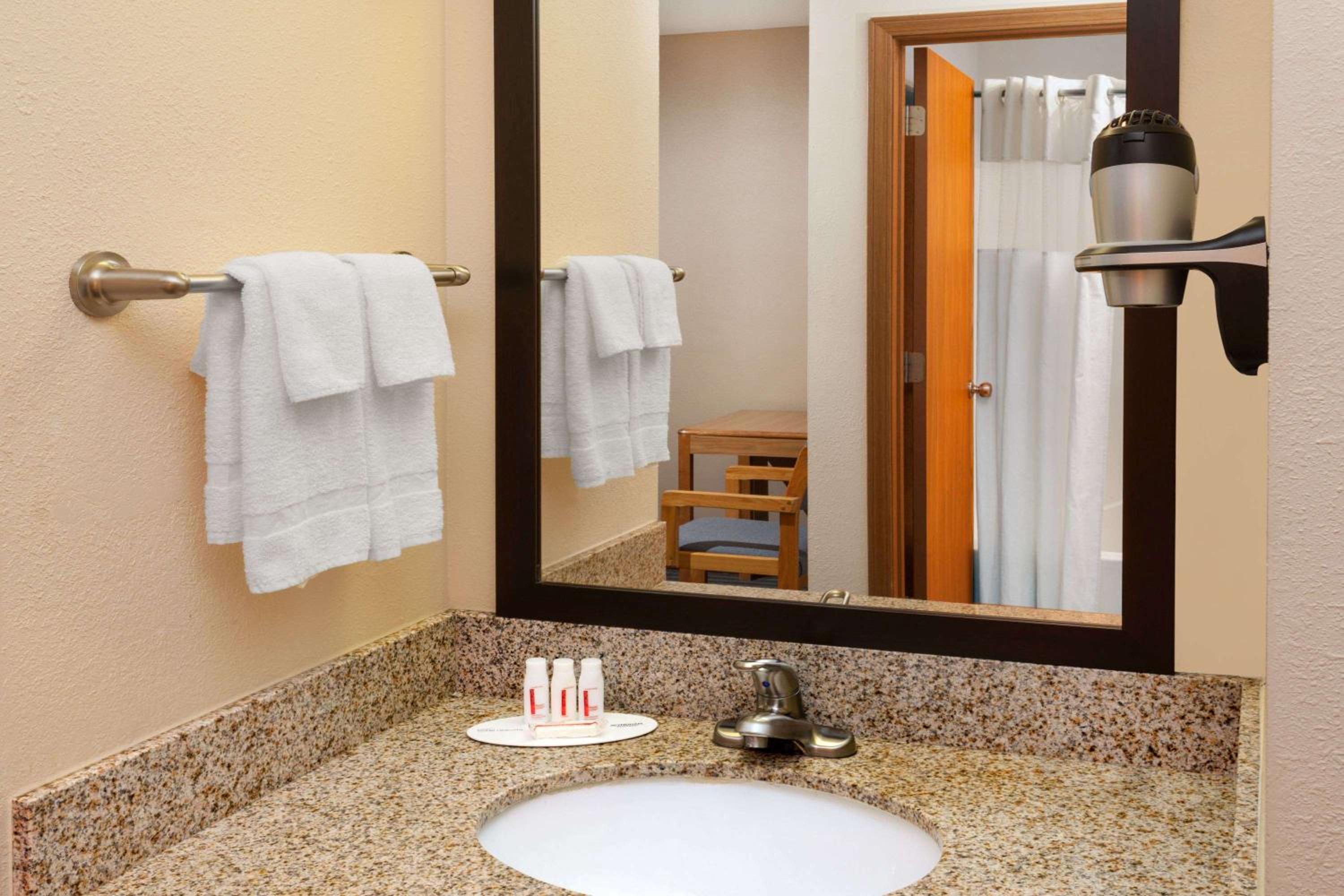Days Inn by Wyndham Charleston view 4