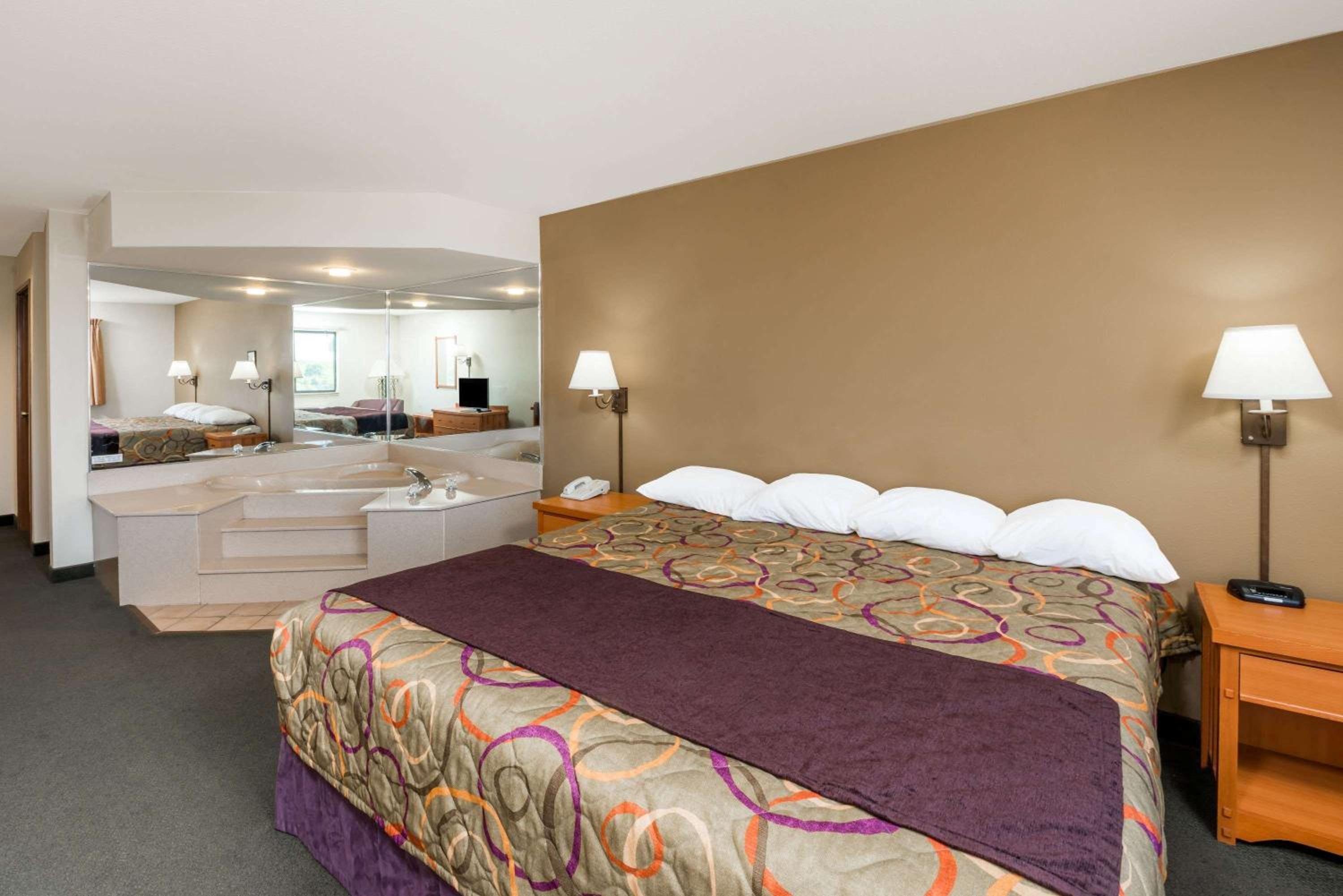 Columbia Vacations - Super 8 by Wyndham Columbia East - Property Image 32