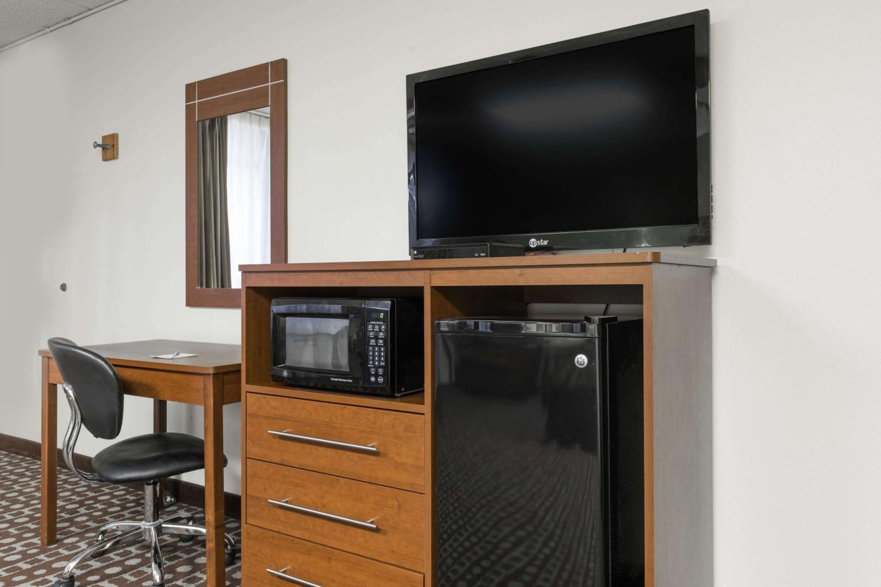 Days Inn by Wyndham Midland view 3